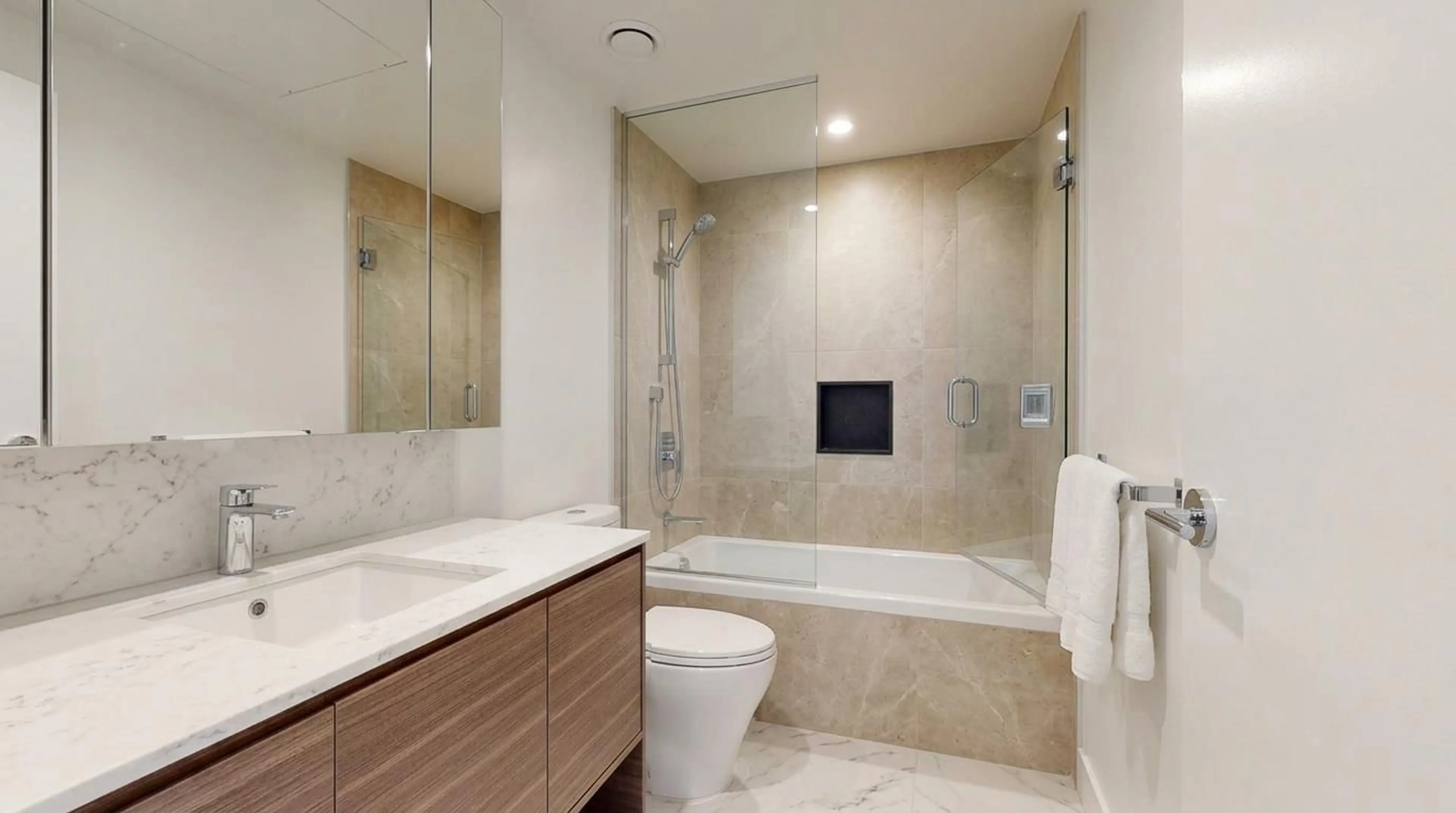 Contemporary bathroom, ceramic/tile floor for 4105 - 13725 GEORGE JUNCTION, Surrey British Columbia V3T0V7