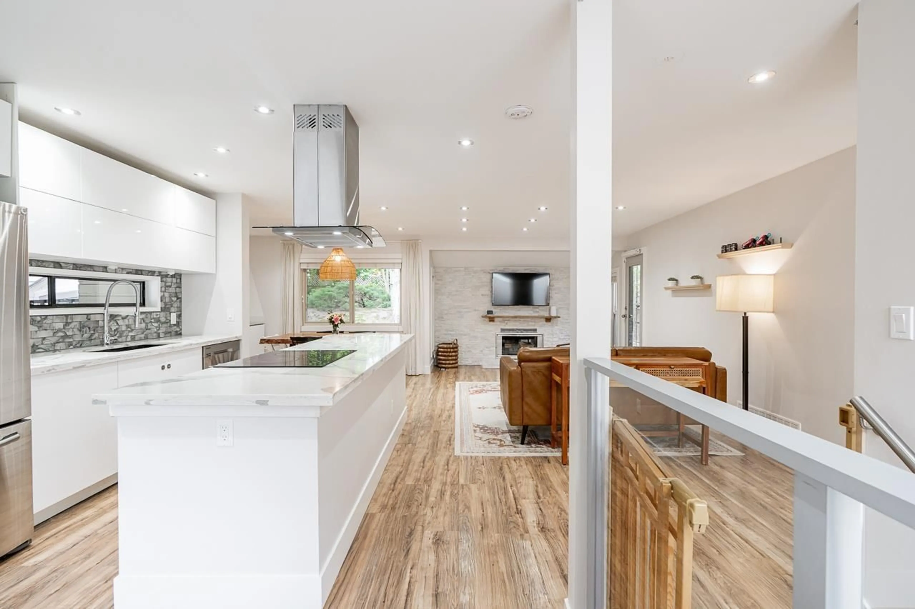 Contemporary kitchen, unknown for 15784 MCBETH ROAD, Surrey British Columbia V4A5X3