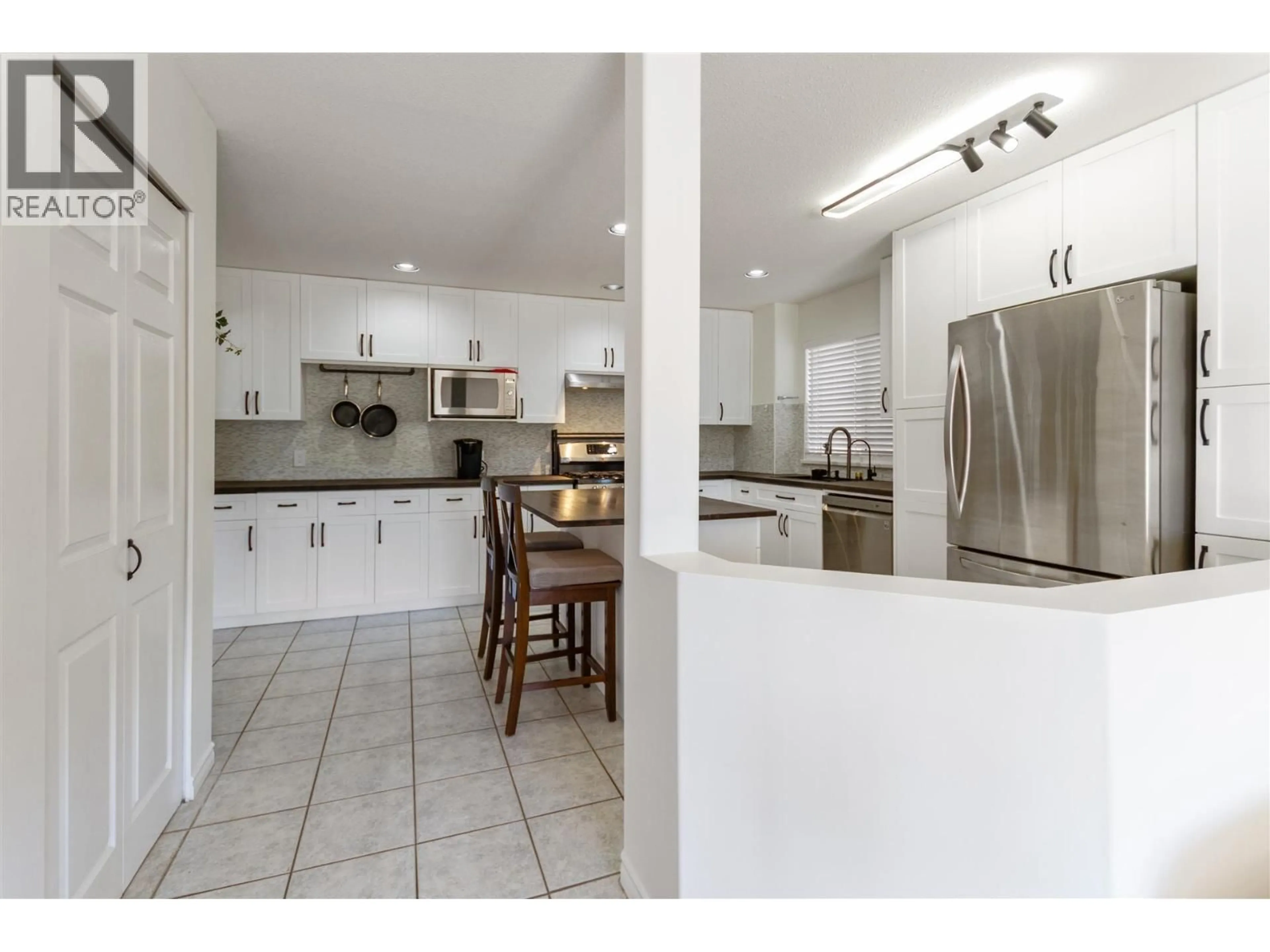 Open concept kitchen, ceramic/tile floor for 5 - 1615 SHAUGHNESSY STREET, Port Coquitlam British Columbia V3C6K9