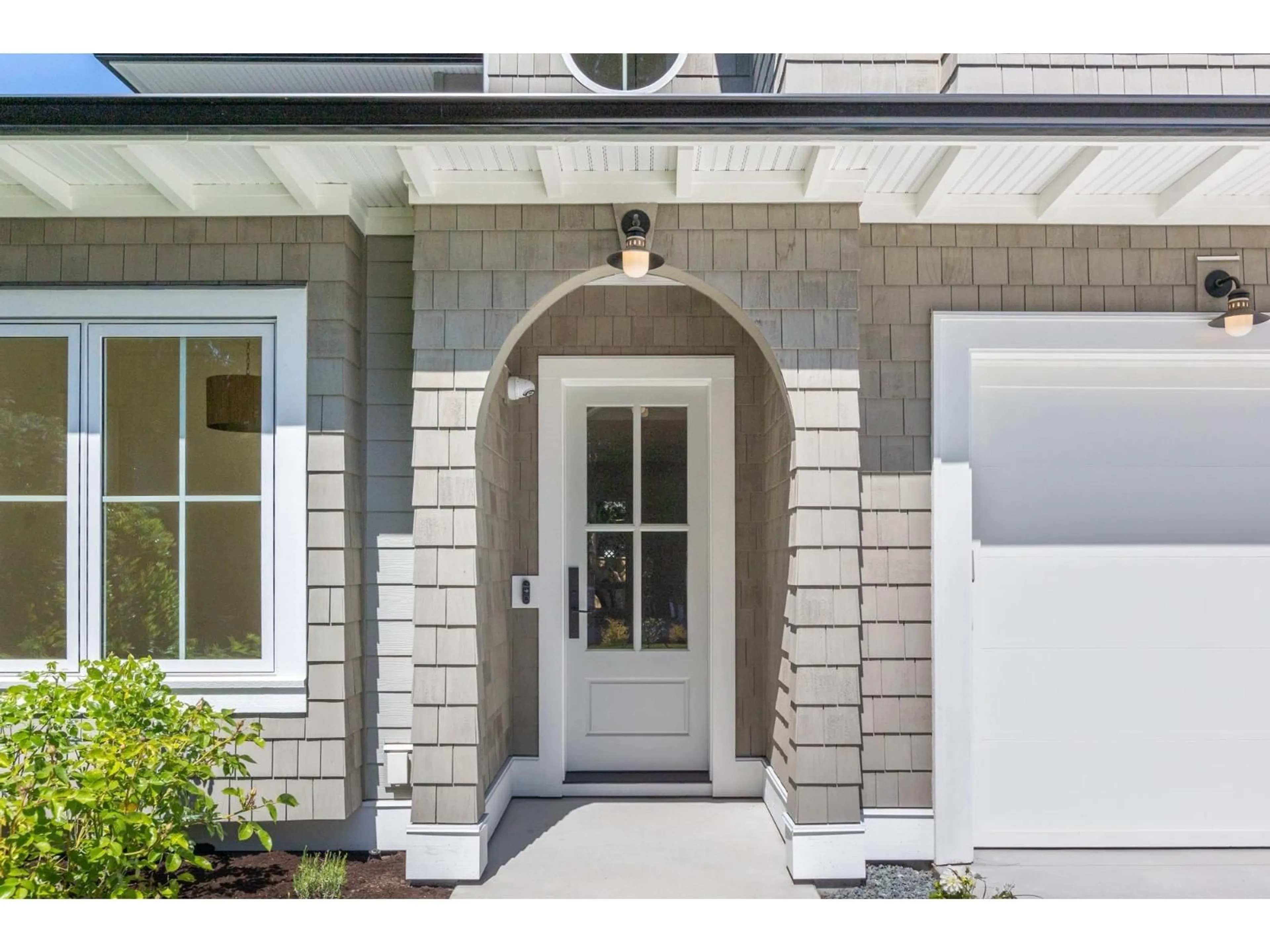 Indoor entryway for 12641 15 AVENUE, Surrey British Columbia V4A1K2