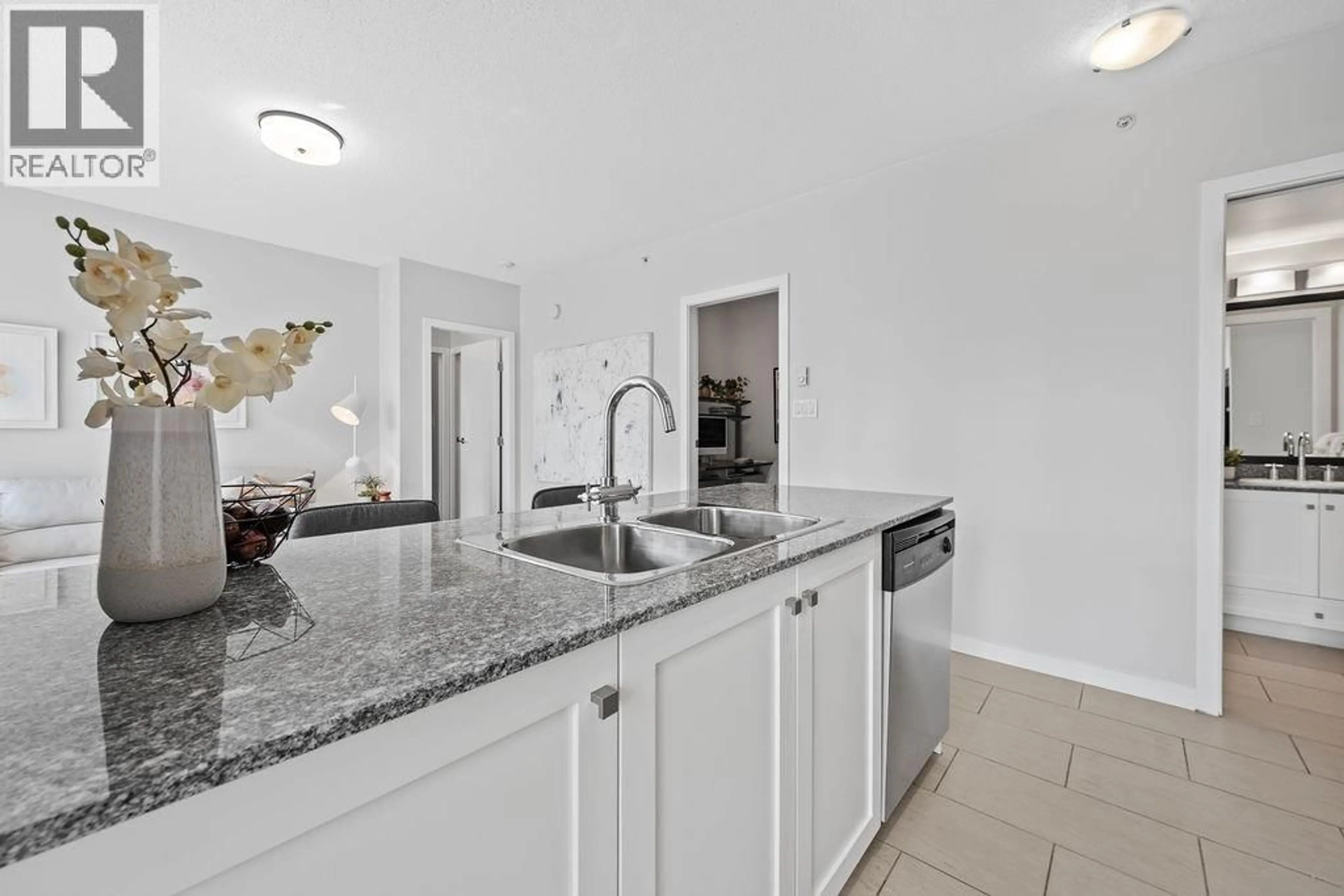 Standard kitchen, ceramic/tile floor for 607 - 480 ROBSON STREET, Vancouver British Columbia V6B1S1