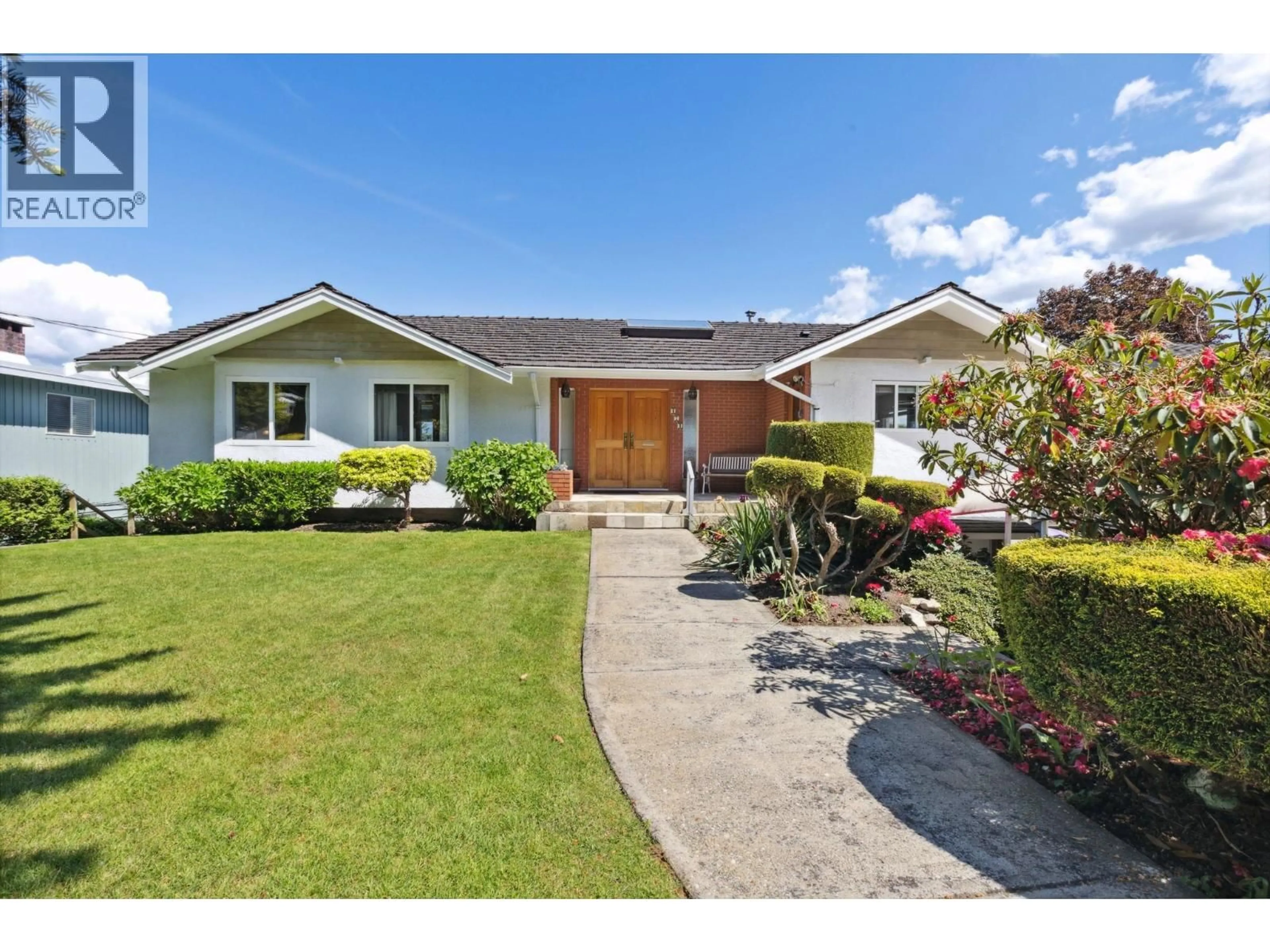 Home with vinyl exterior material, street for 474 FAIRWAY DRIVE, North Vancouver British Columbia V7G1L5