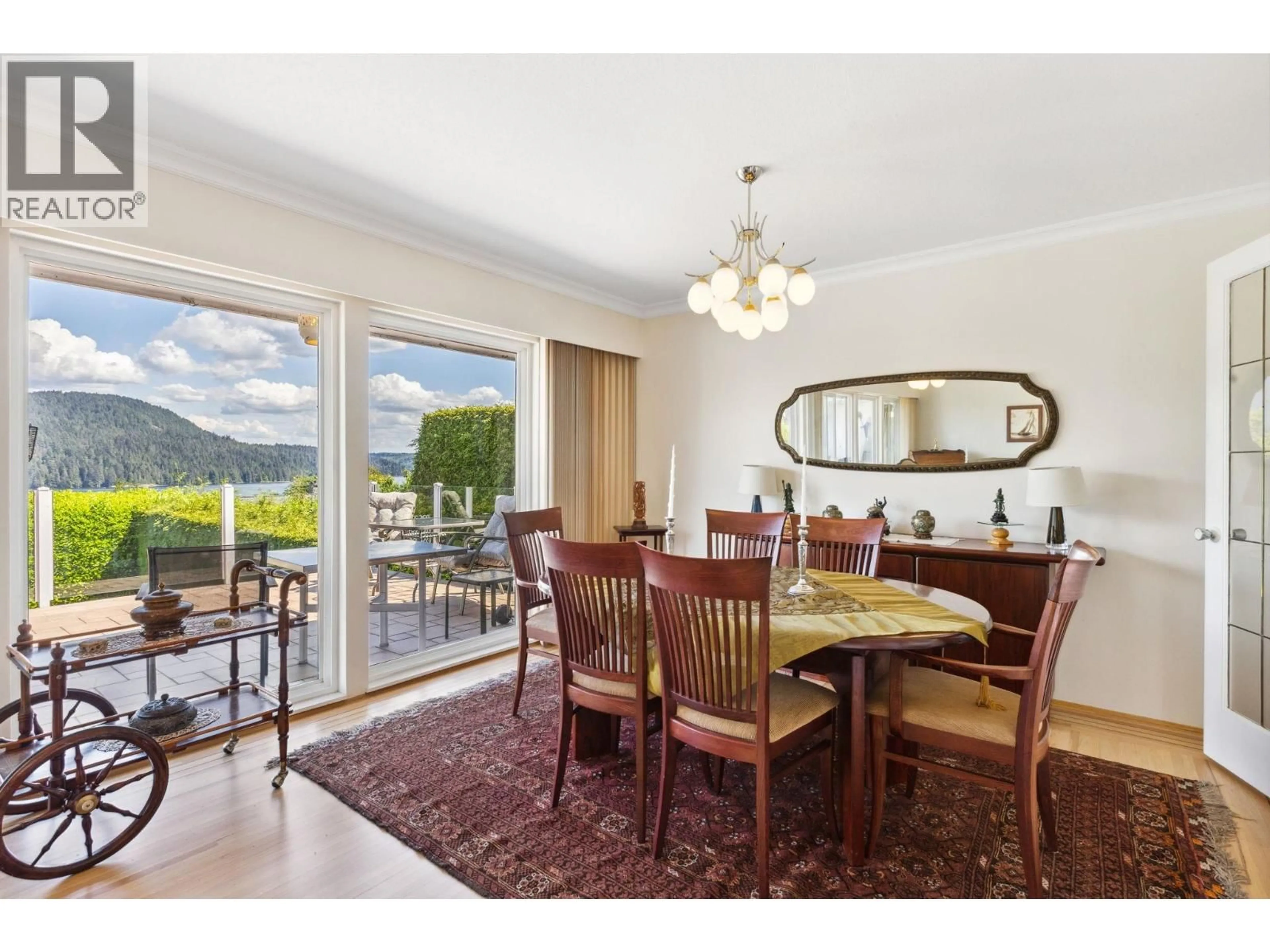 Dining room, wood/laminate floor for 474 FAIRWAY DRIVE, North Vancouver British Columbia V7G1L5
