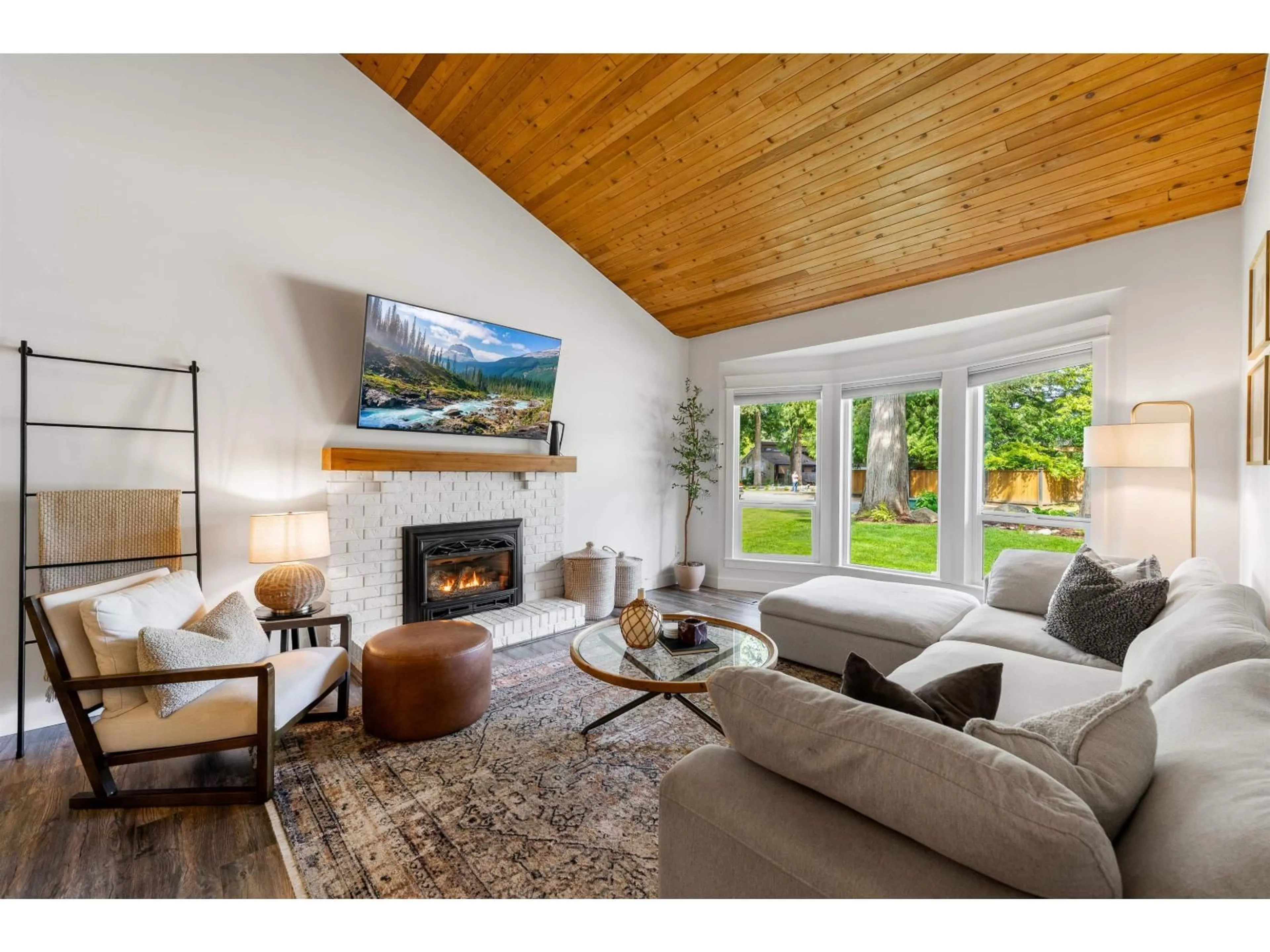 Living room with furniture, wood/laminate floor for 4547 196A STREET, Langley British Columbia V3A7G5