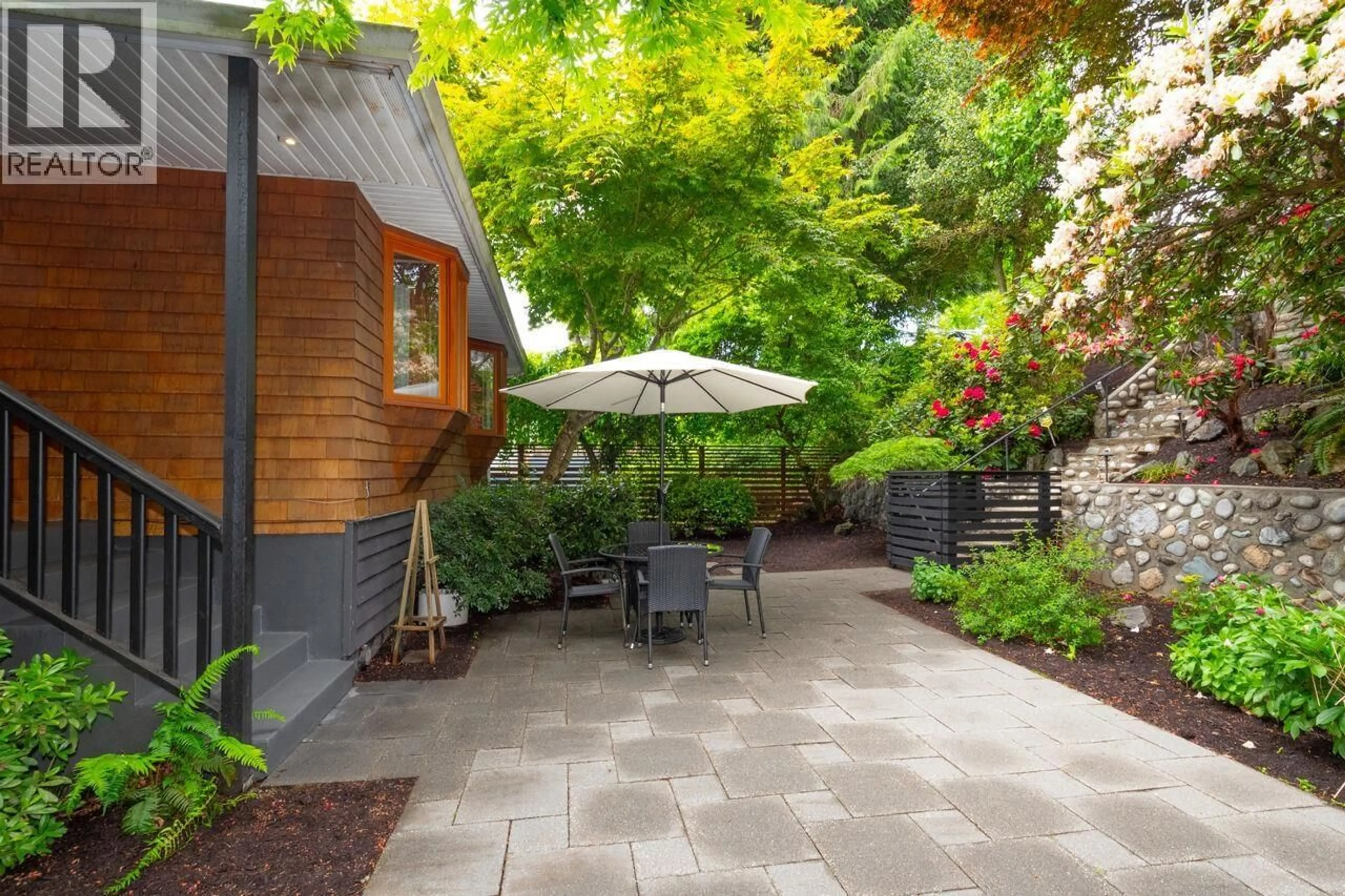 Patio, street for 1185 CLOVERLEY STREET, North Vancouver British Columbia V7L1N7