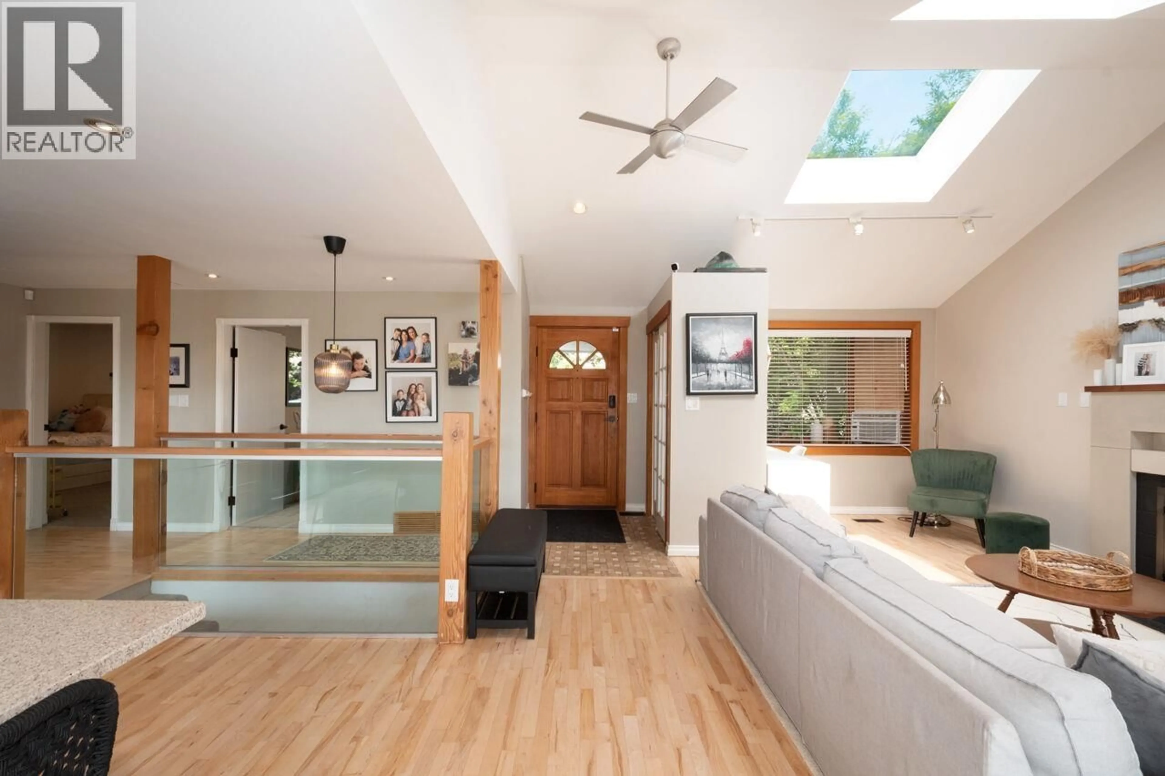 Indoor foyer for 1185 CLOVERLEY STREET, North Vancouver British Columbia V7L1N7