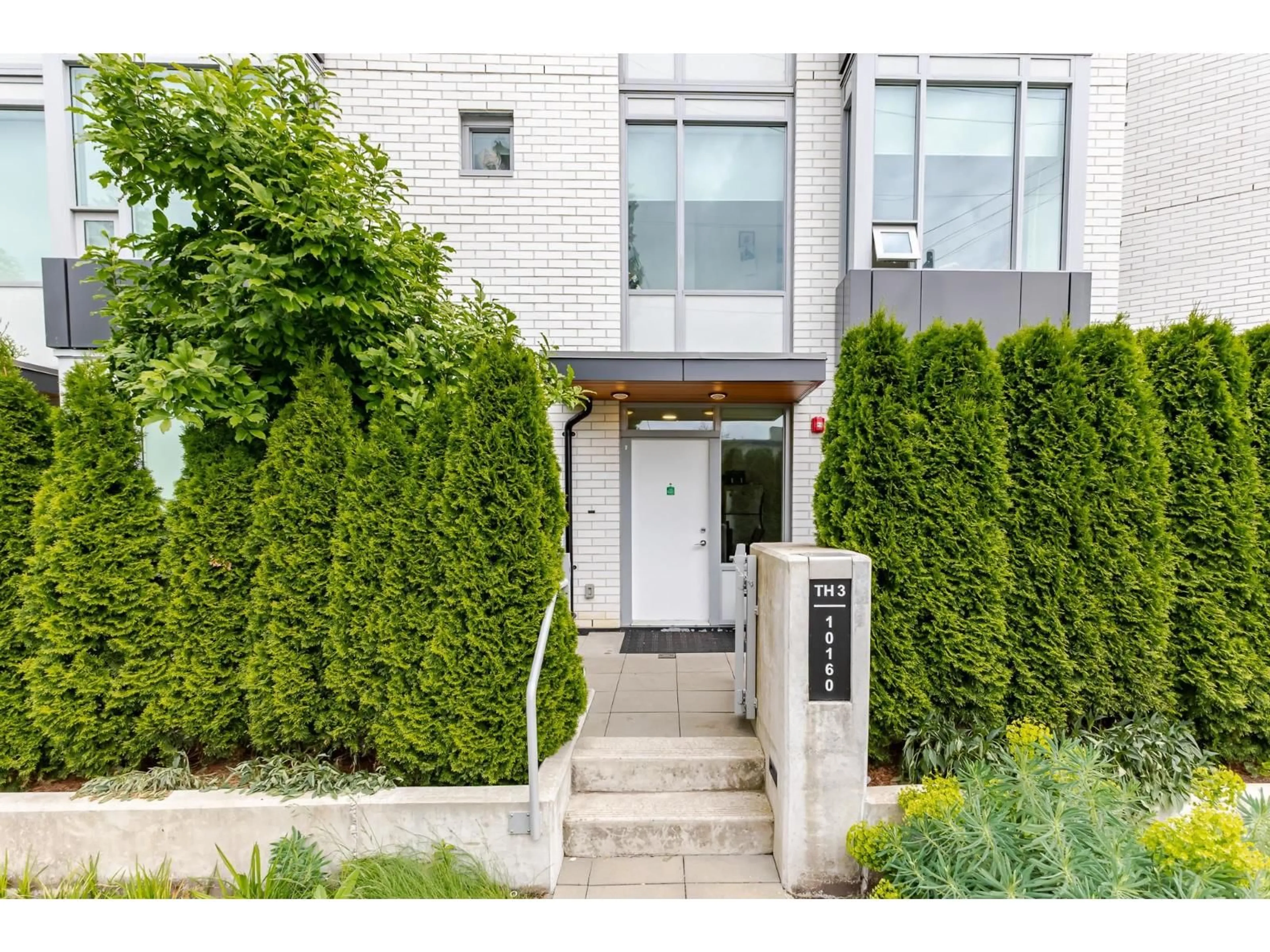 Indoor entryway for 3 - 10160 133 STREET, Surrey British Columbia V3T0S4