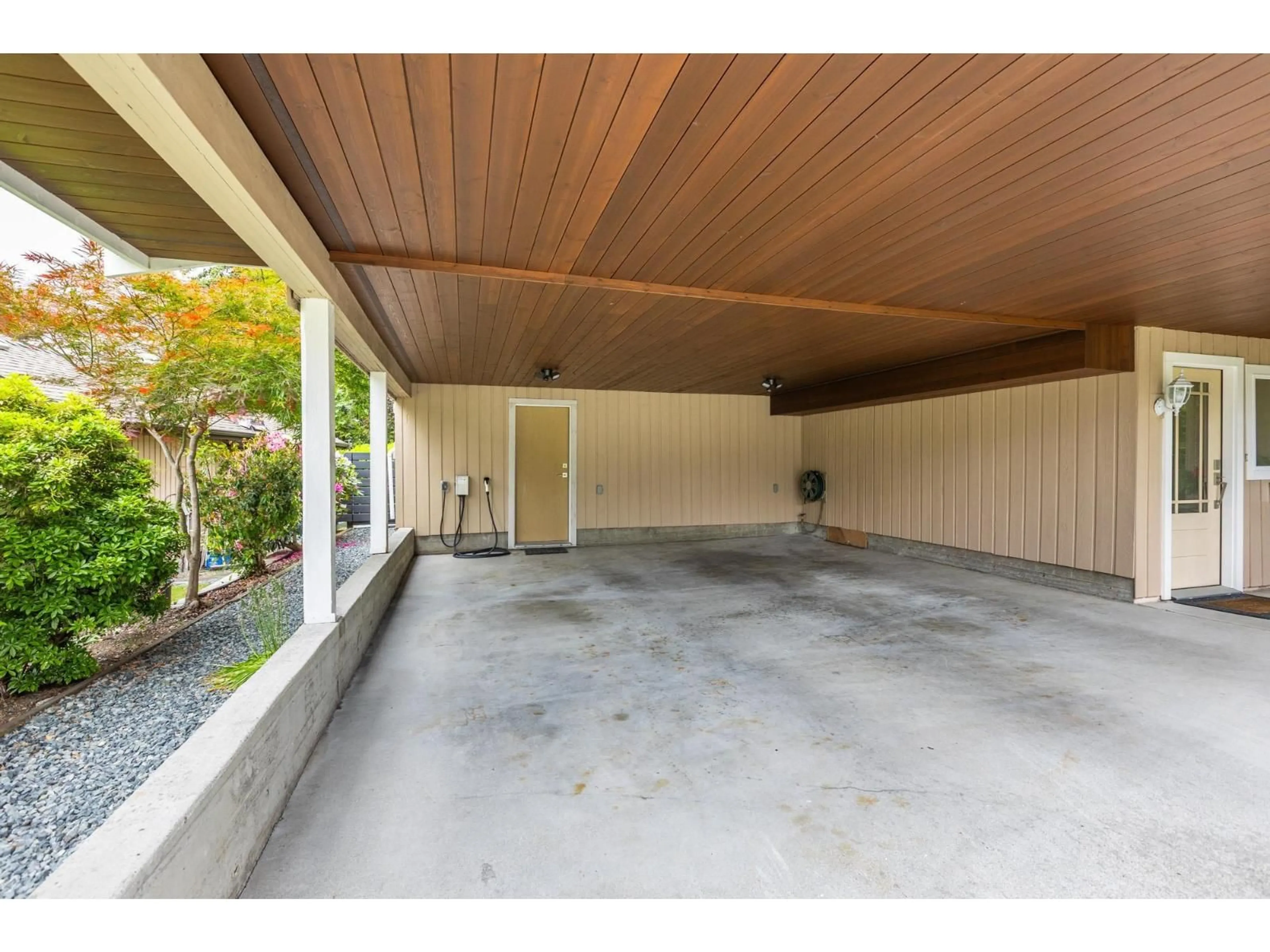 Indoor garage for 11045 SOUTHRIDGE ROAD, Delta British Columbia V4E2M3