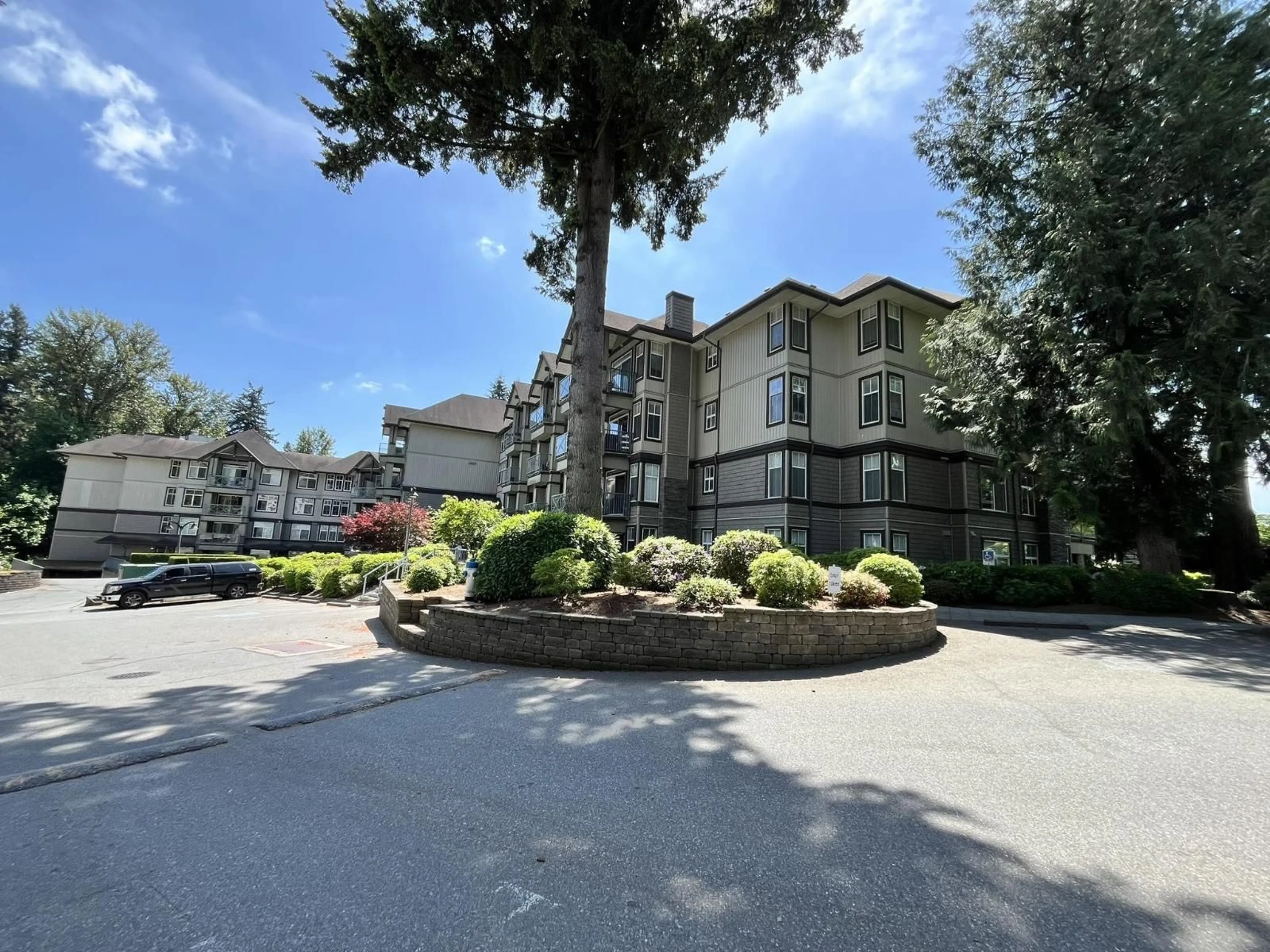 A pic from outside/outdoor area/front of a property/back of a property/a pic from drone, mountain view for 202 - 33318 E BOURQUIN CRESCENT, Abbotsford British Columbia V2S0A6