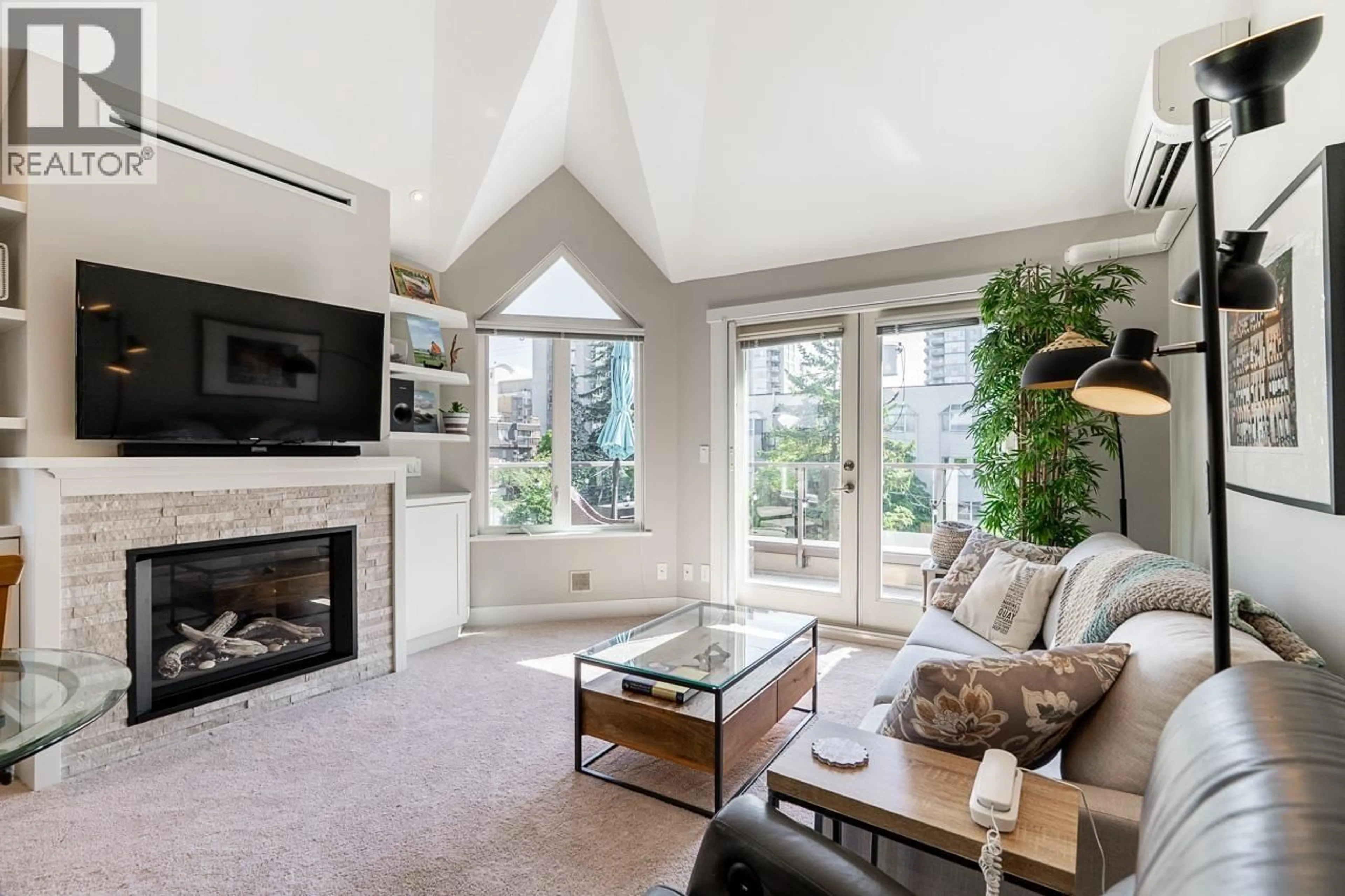Living room with furniture, unknown for 306 - 1535 CHESTERFIELD AVENUE, North Vancouver British Columbia V7M2N5