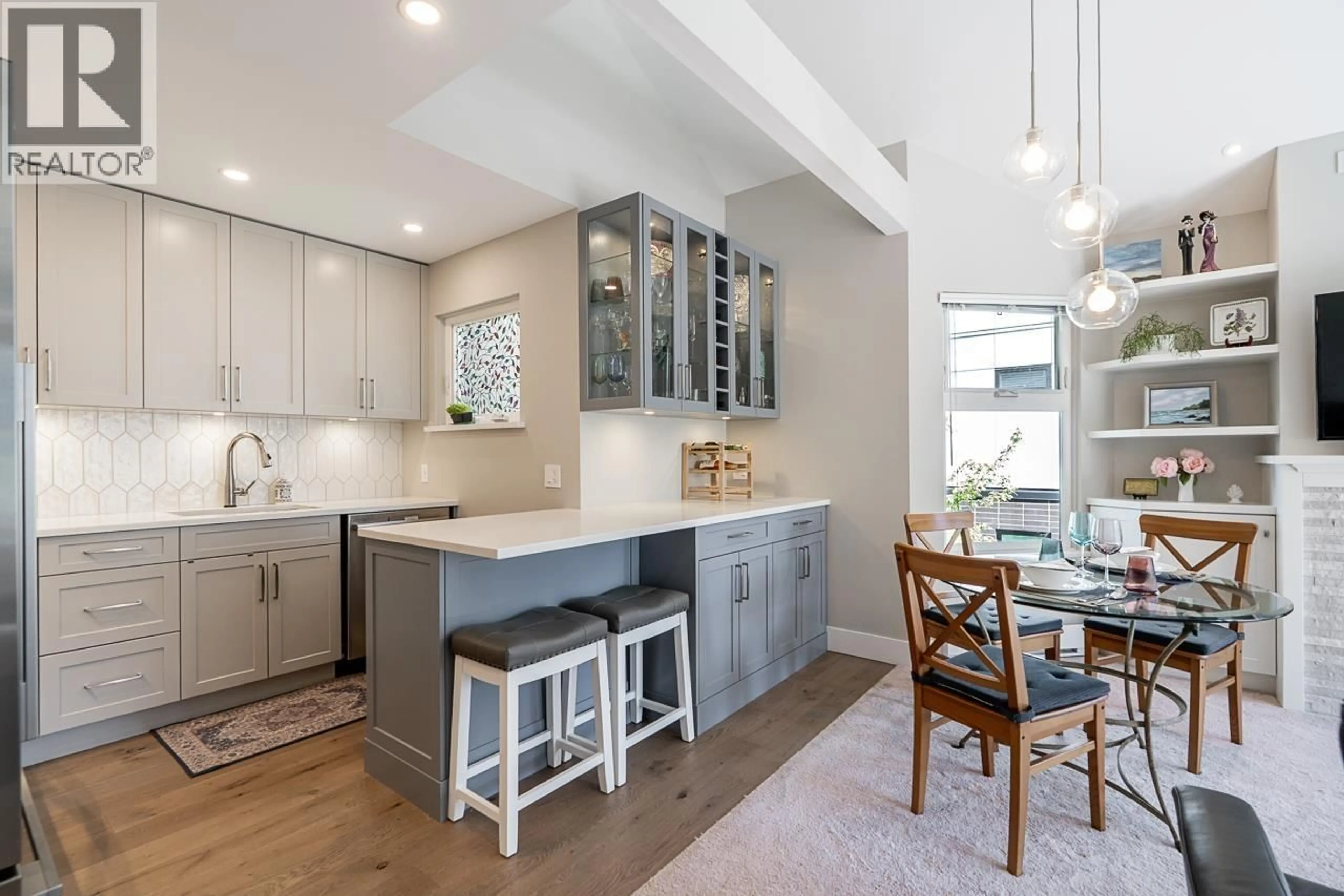 Open concept kitchen, ceramic/tile floor for 306 - 1535 CHESTERFIELD AVENUE, North Vancouver British Columbia V7M2N5