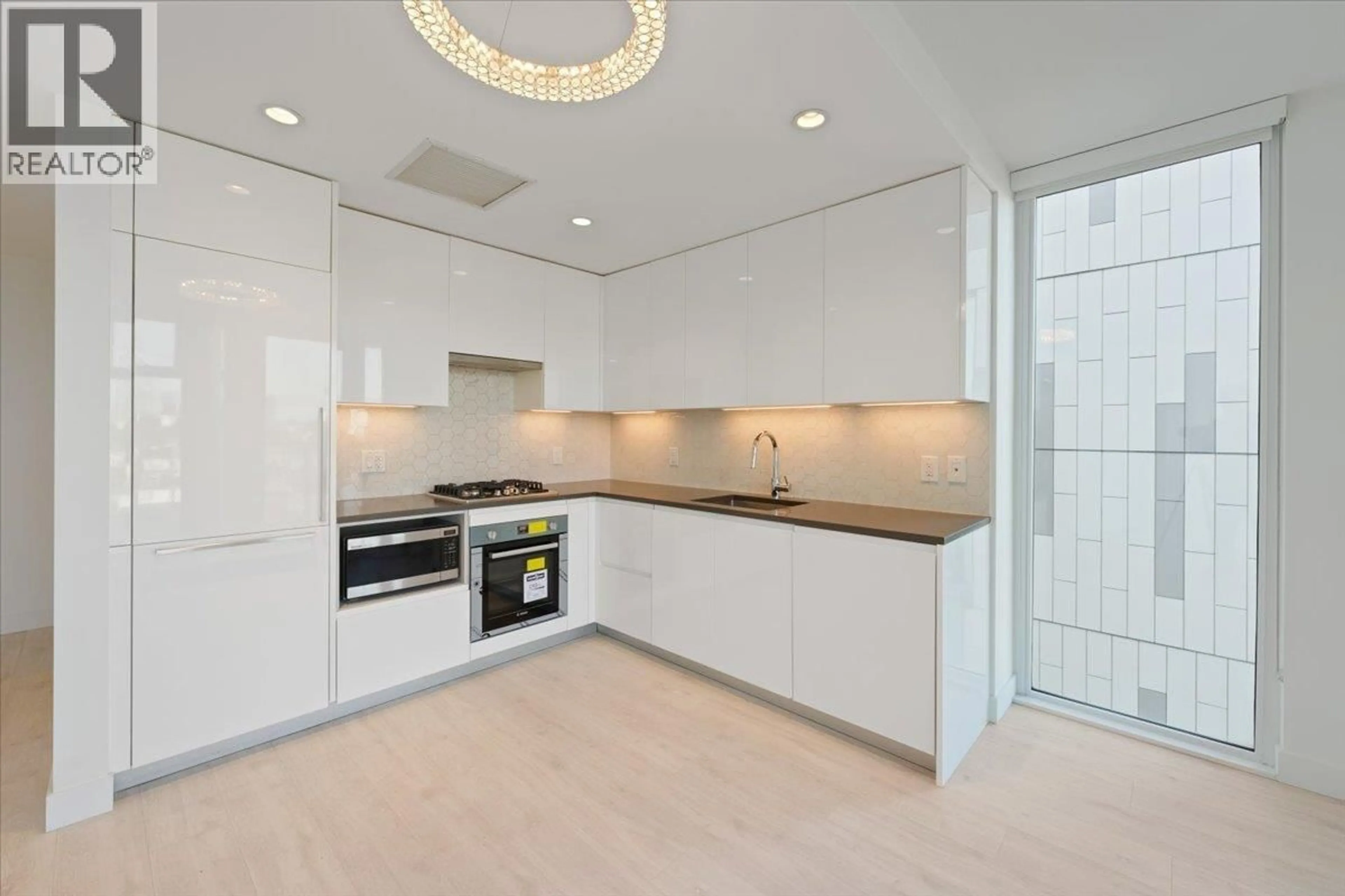 Standard kitchen, ceramic/tile floor for 410 - 8138 FRASER STREET, Vancouver British Columbia V5X0J8