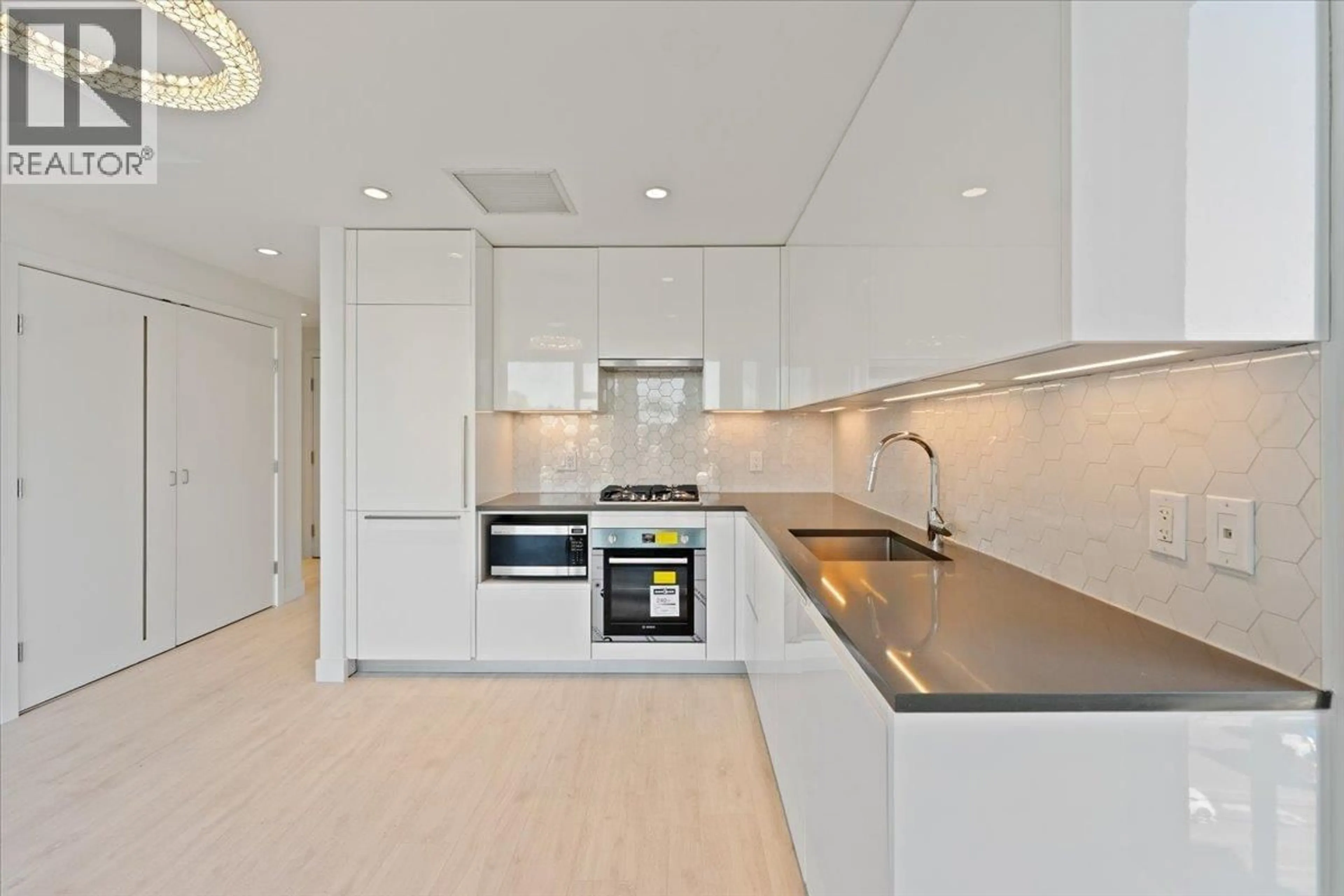 Standard kitchen, unknown for 410 - 8138 FRASER STREET, Vancouver British Columbia V5X0J8