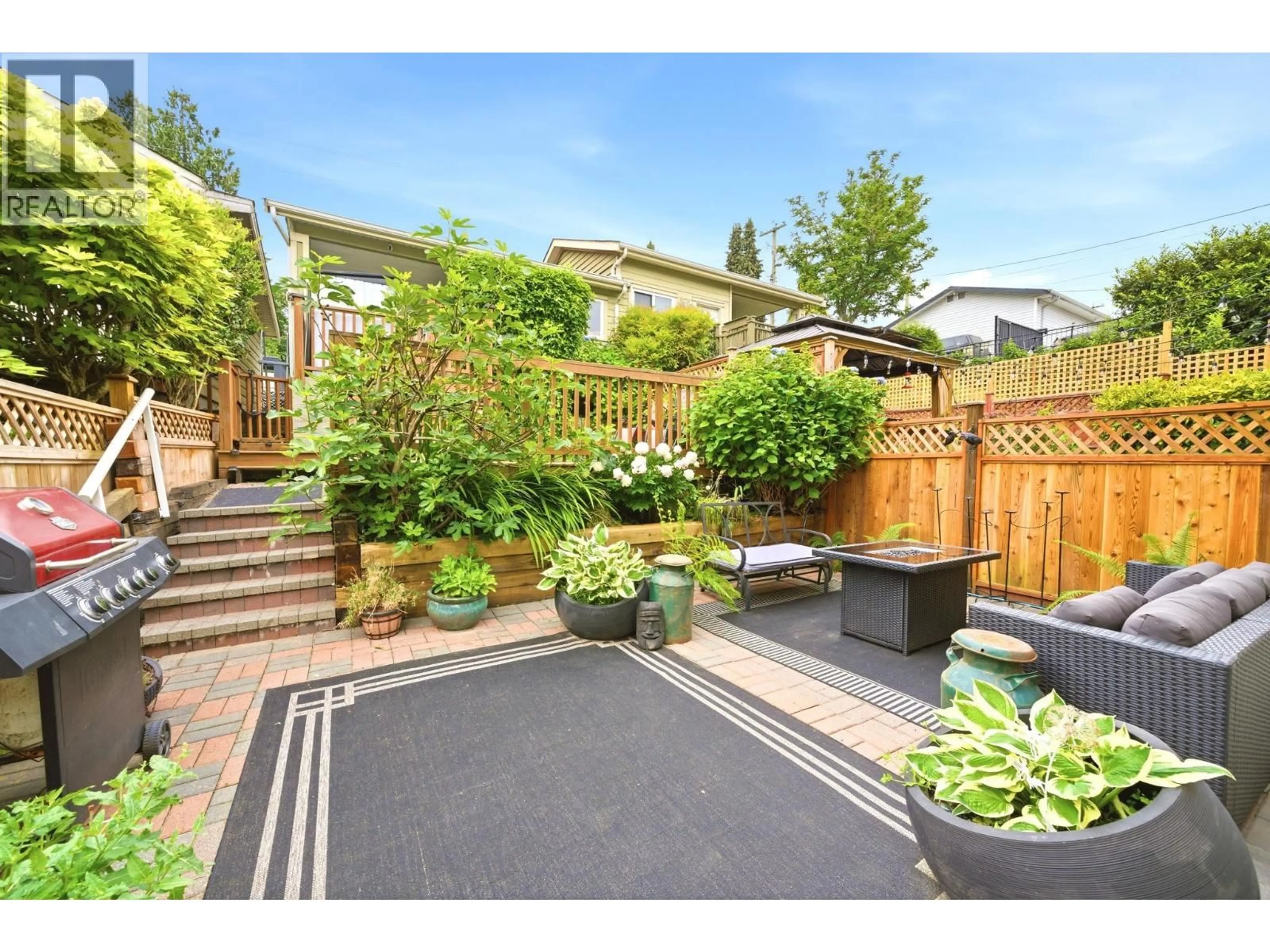 Patio, street for 562 KEITH ROAD, North Vancouver British Columbia V7M1M4