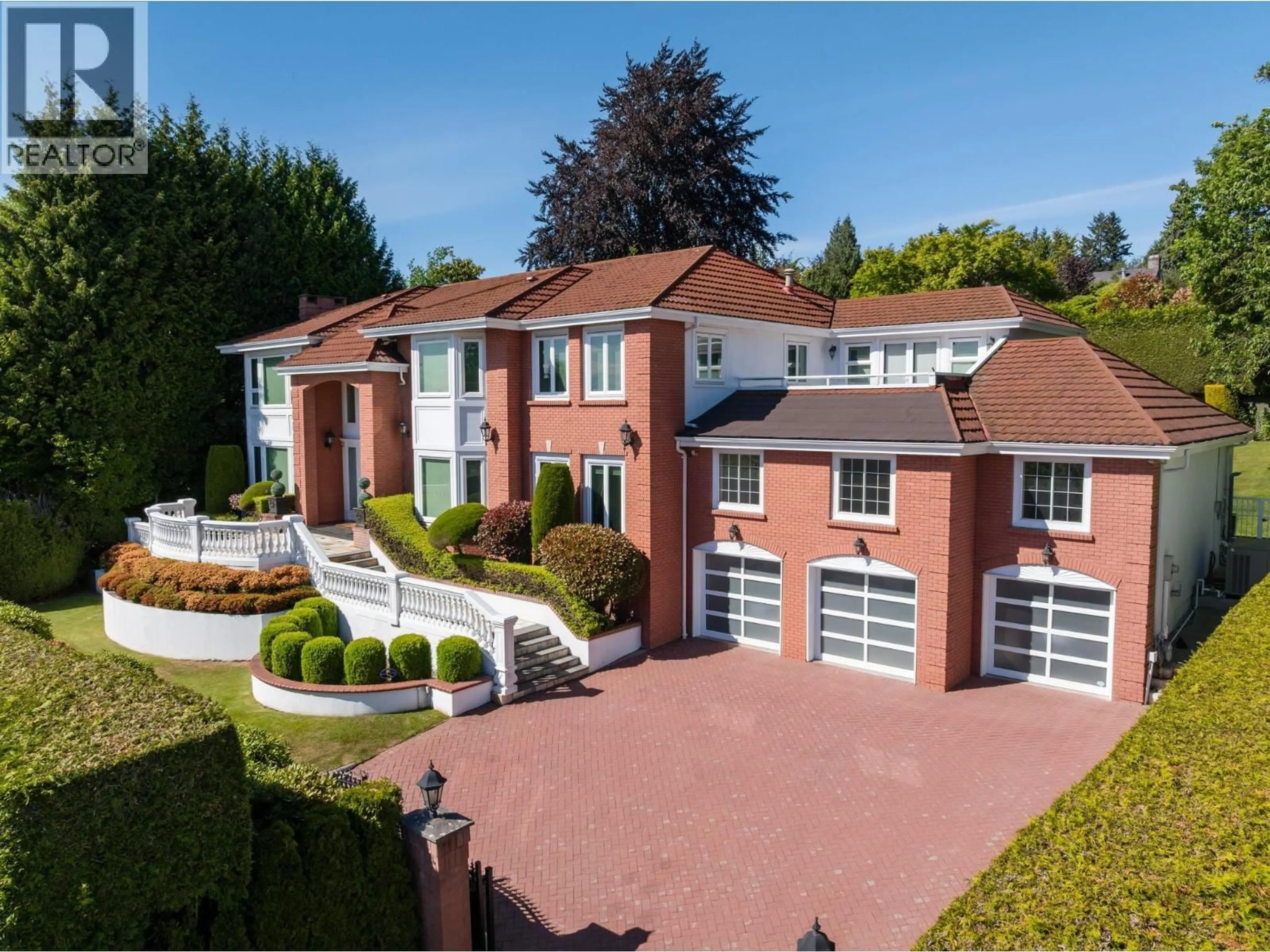 A pic from outside/outdoor area/front of a property/back of a property/a pic from drone, street for 2657 MARINE DRIVE, Vancouver British Columbia V6P6C4