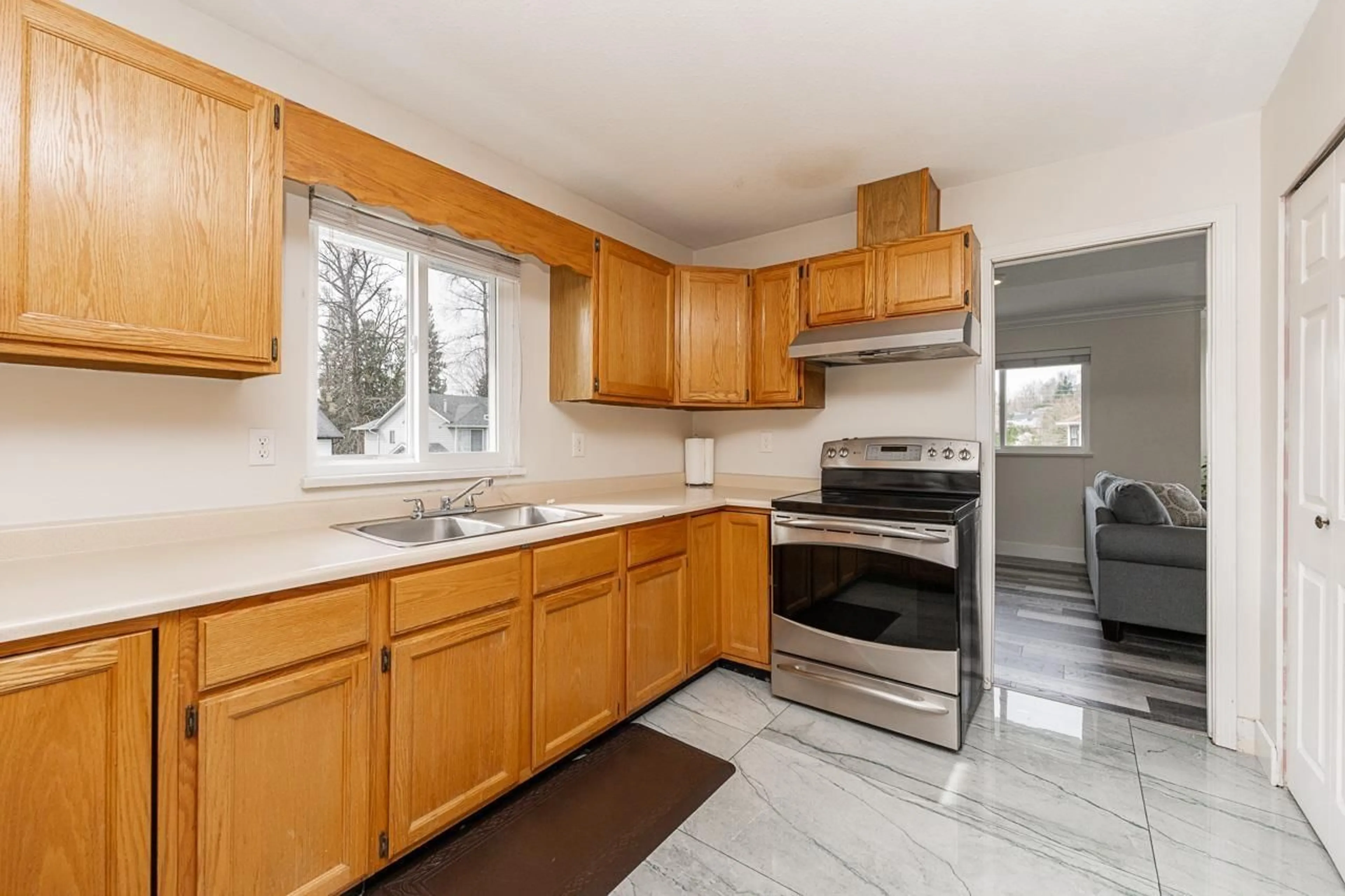 Standard kitchen, unknown for 31000 SIDONI AVENUE, Abbotsford British Columbia V2T5K1