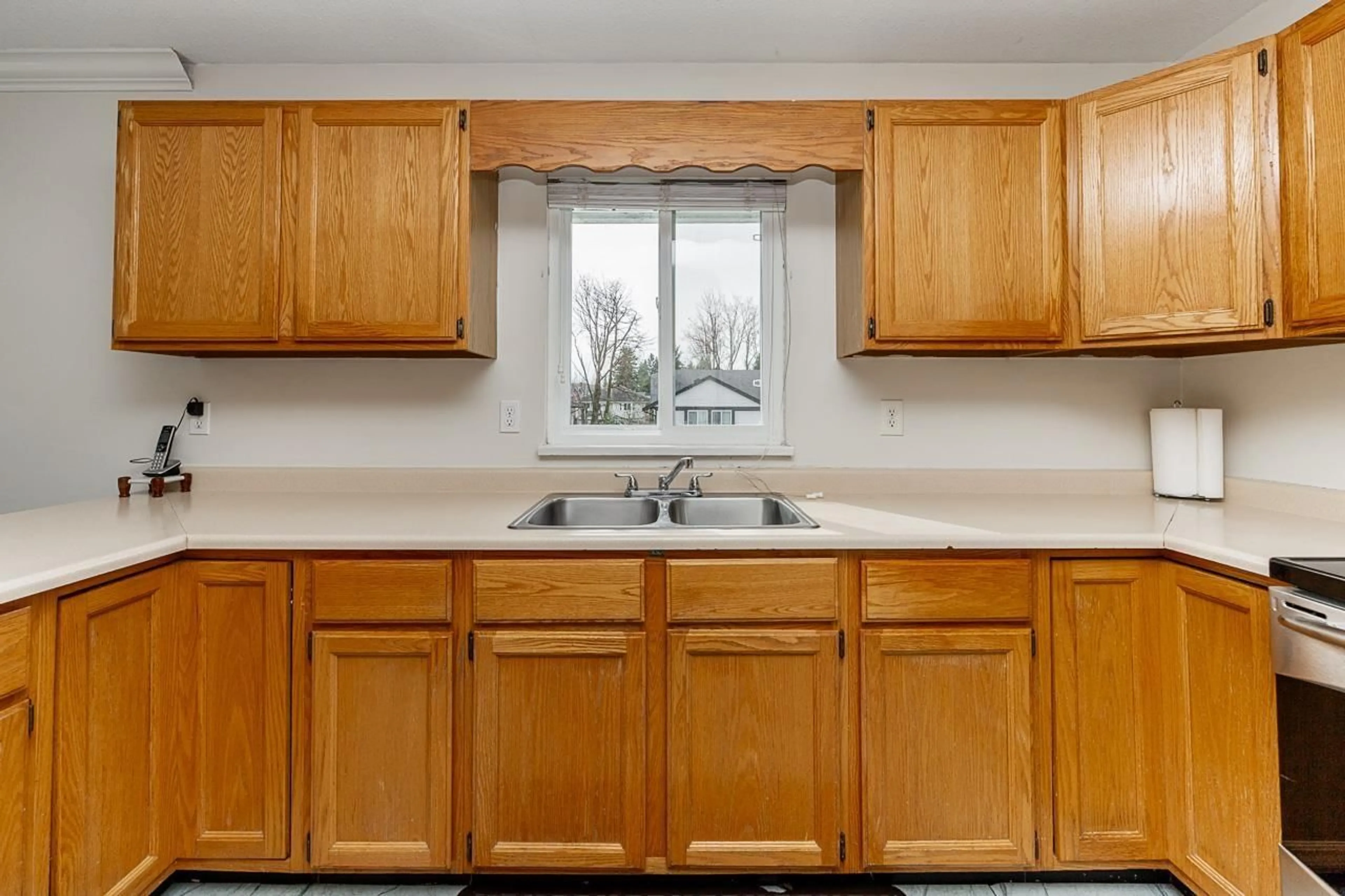 Standard kitchen, unknown for 31000 SIDONI AVENUE, Abbotsford British Columbia V2T5K1
