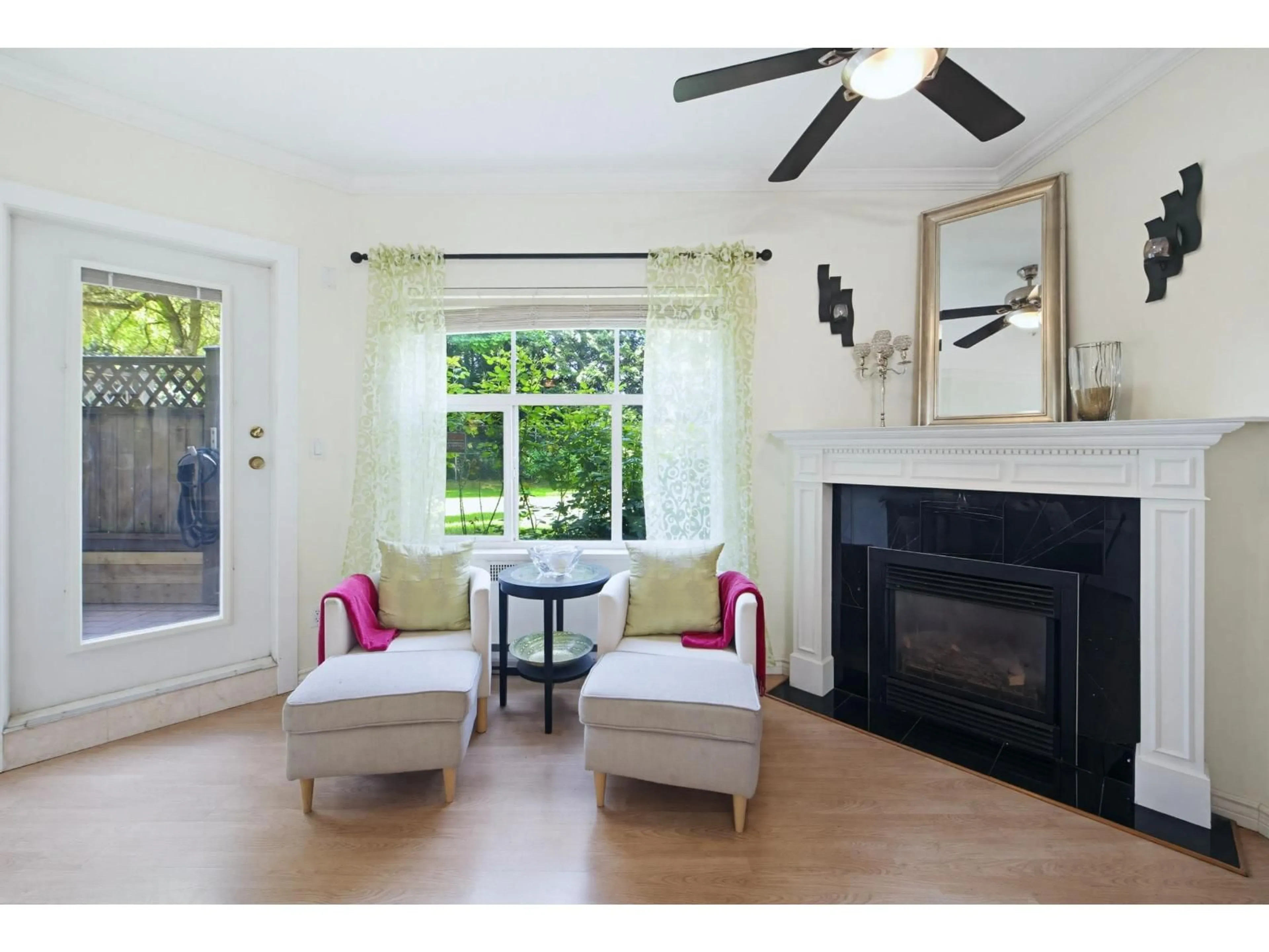 Living room with furniture, wood/laminate floor for 103 - 12739 72 AVENUE, Surrey British Columbia V3W2M7