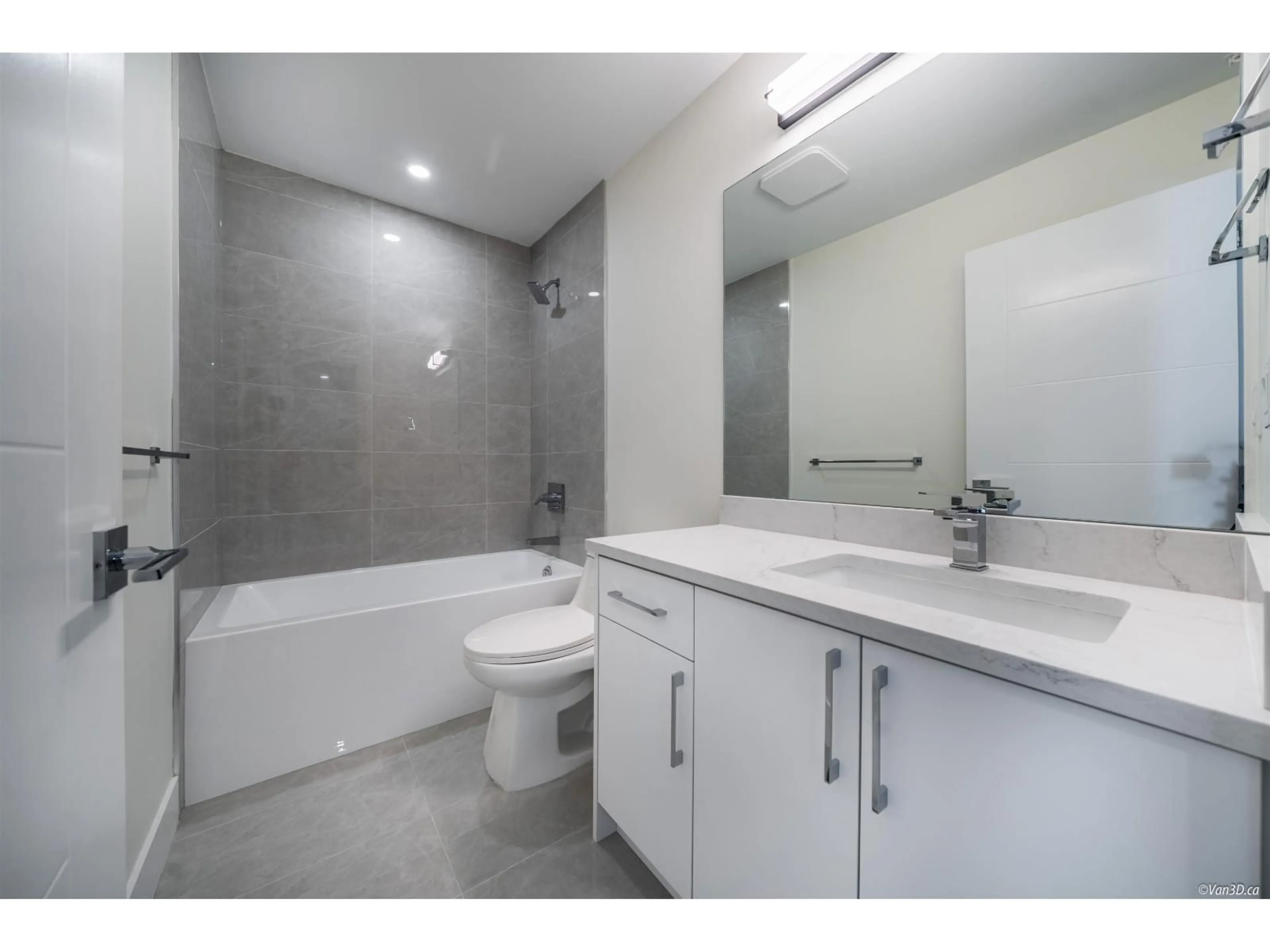 Standard bathroom, ceramic/tile floor for 5 - 20559 86 AVENUE, Langley British Columbia V2Y3V1