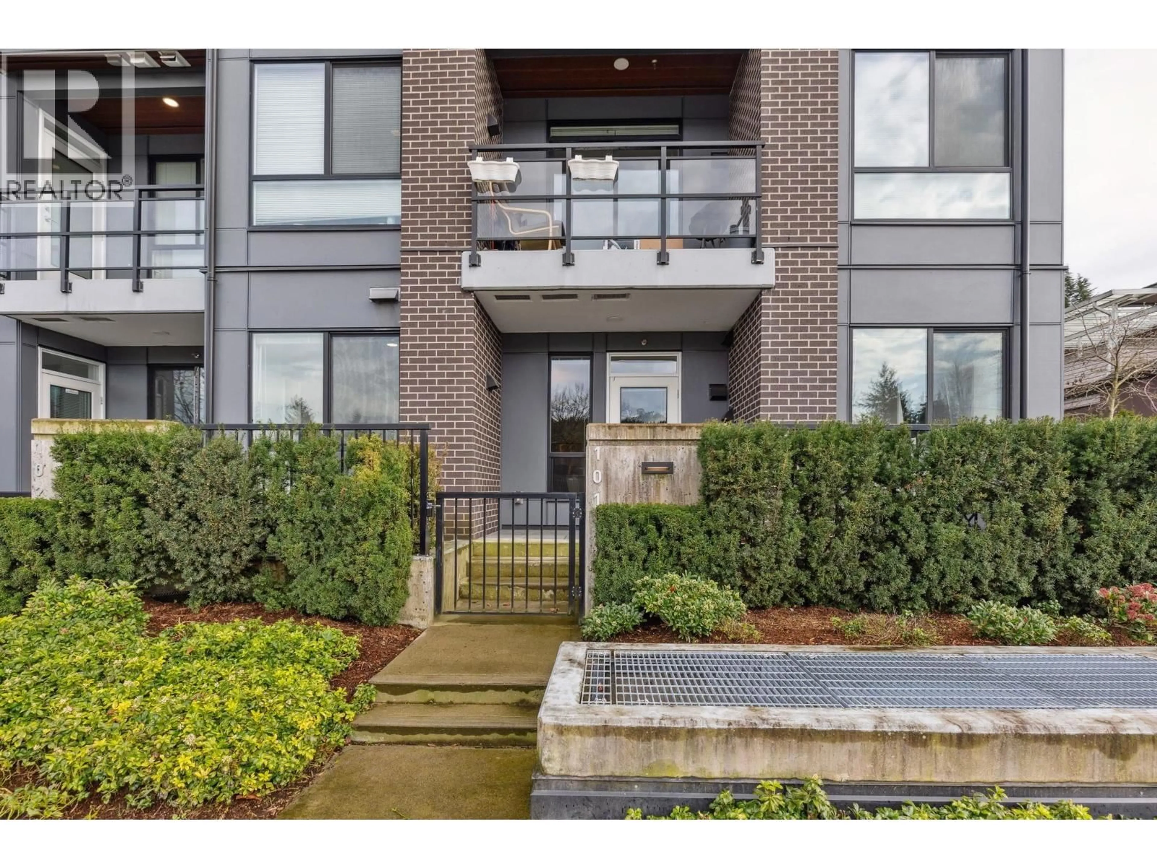 Indoor entryway for 101 - 700 CLARKE ROAD, Coquitlam British Columbia V3J3Y1