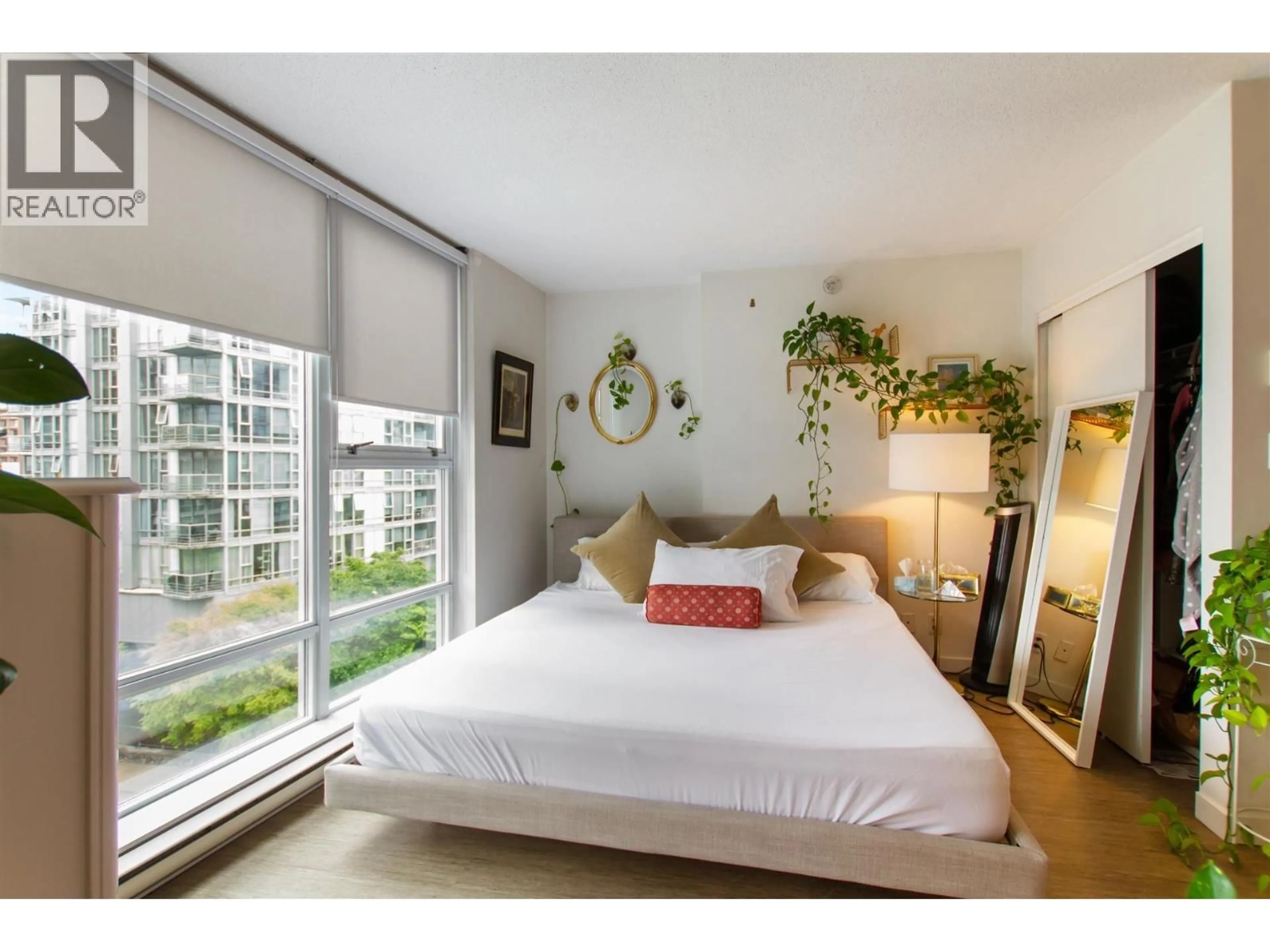 Bedroom with bed, wood/laminate floor for 707 - 131 REGIMENT SQUARE, Vancouver British Columbia V6B1X6