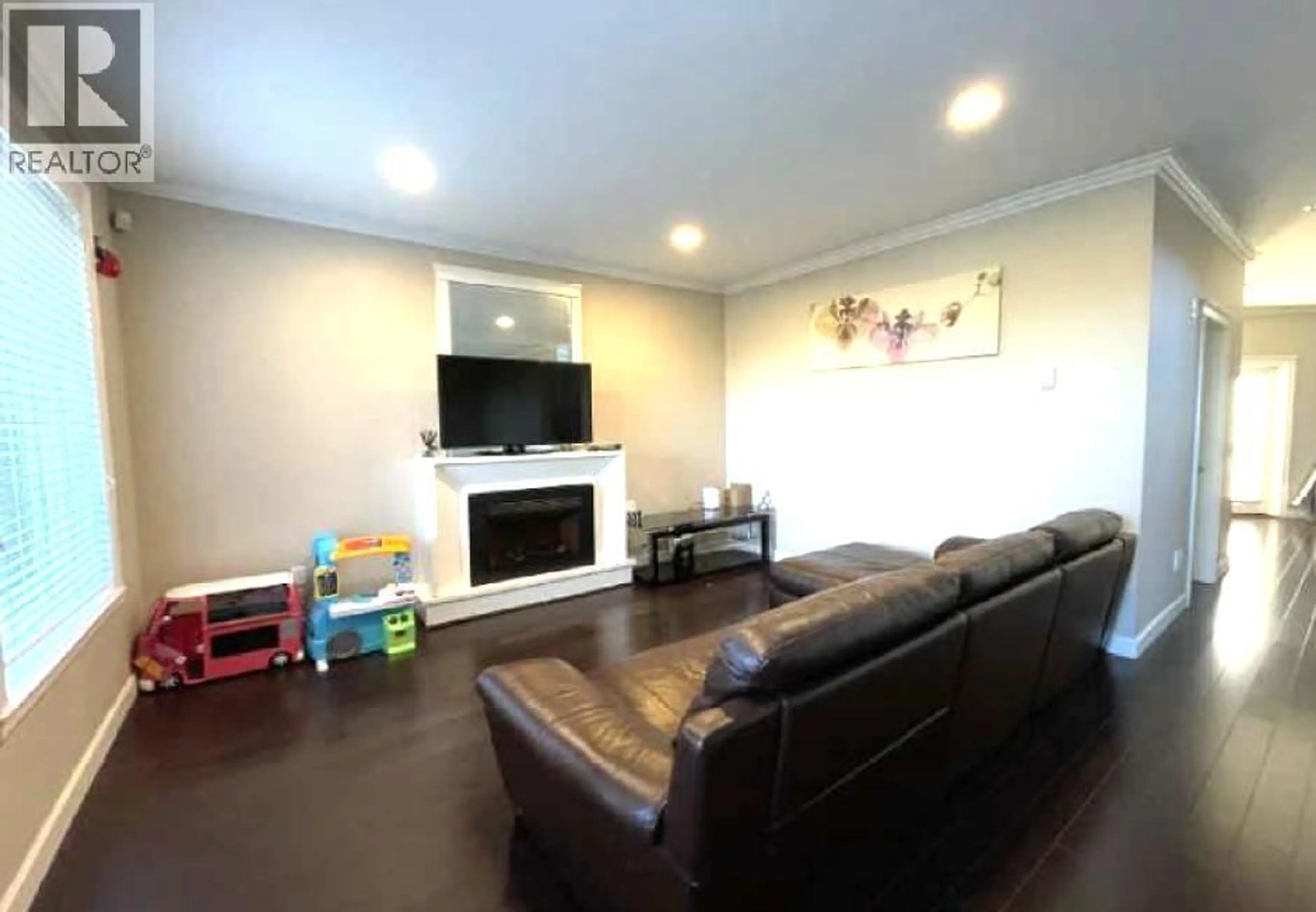 Living room with furniture, wood/laminate floor for 4675 BUXTON COURT, Burnaby British Columbia V5H1J1