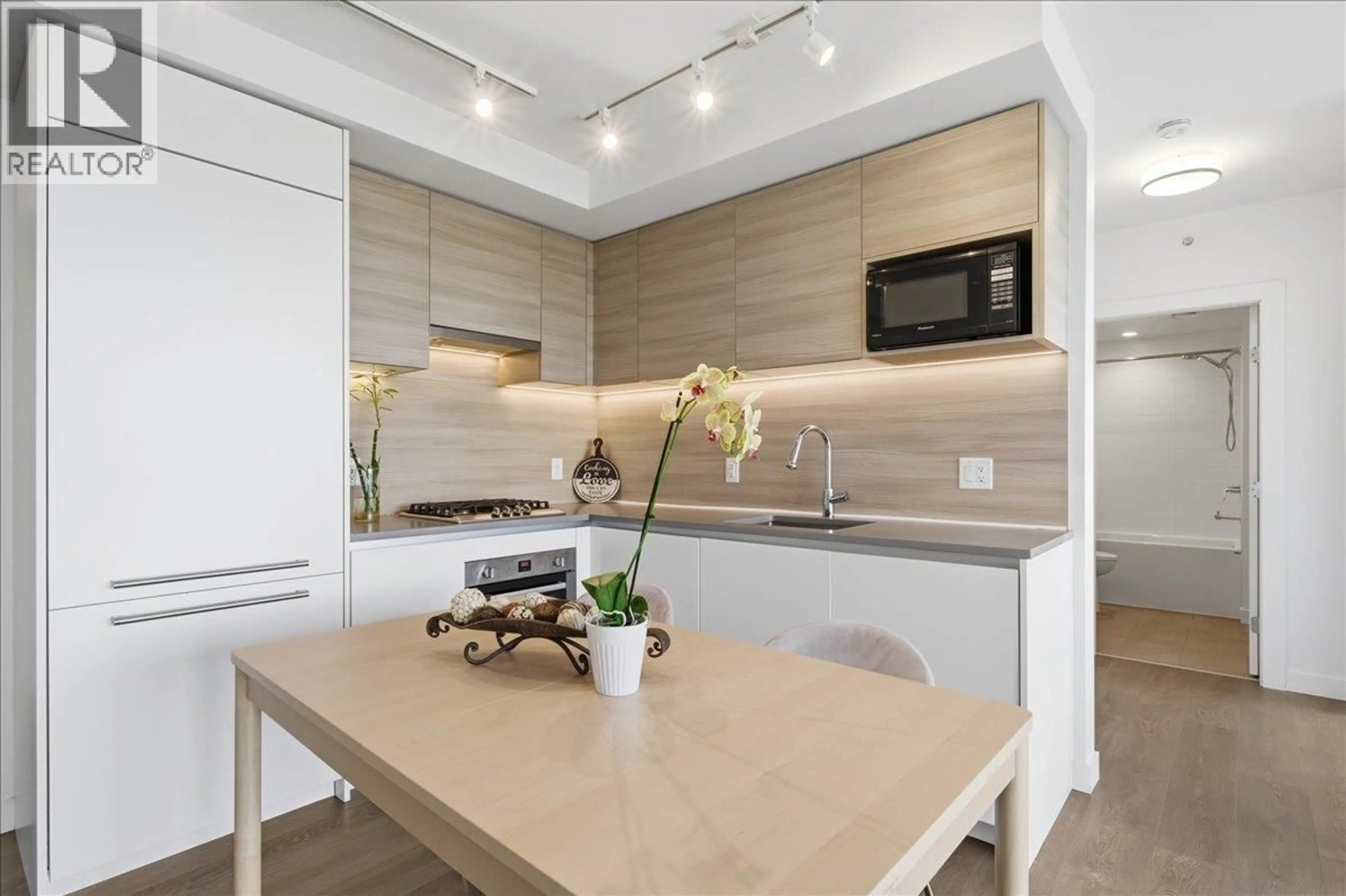 Contemporary kitchen, unknown for 1904 - 652 WHITING WAY, Coquitlam British Columbia V3J0K3