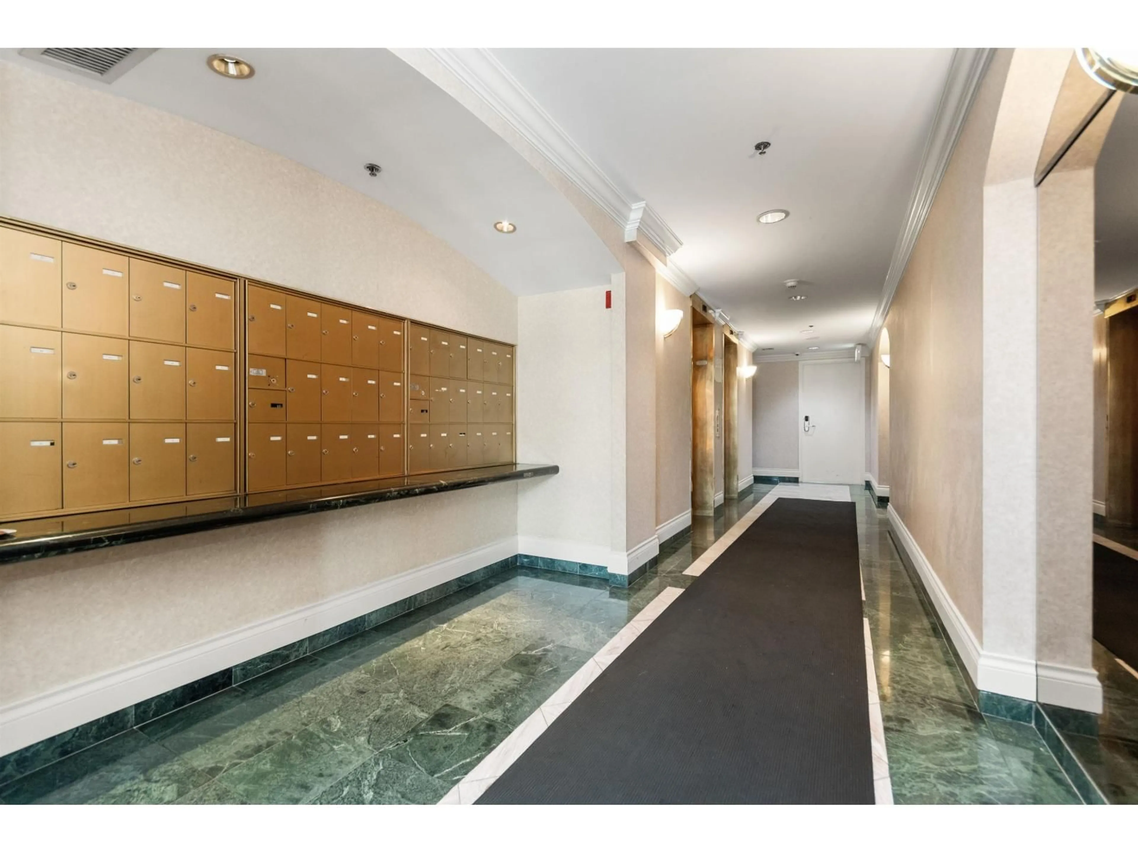Indoor foyer for 501 - 32330 SOUTH FRASER WAY, Abbotsford British Columbia V2T1X1