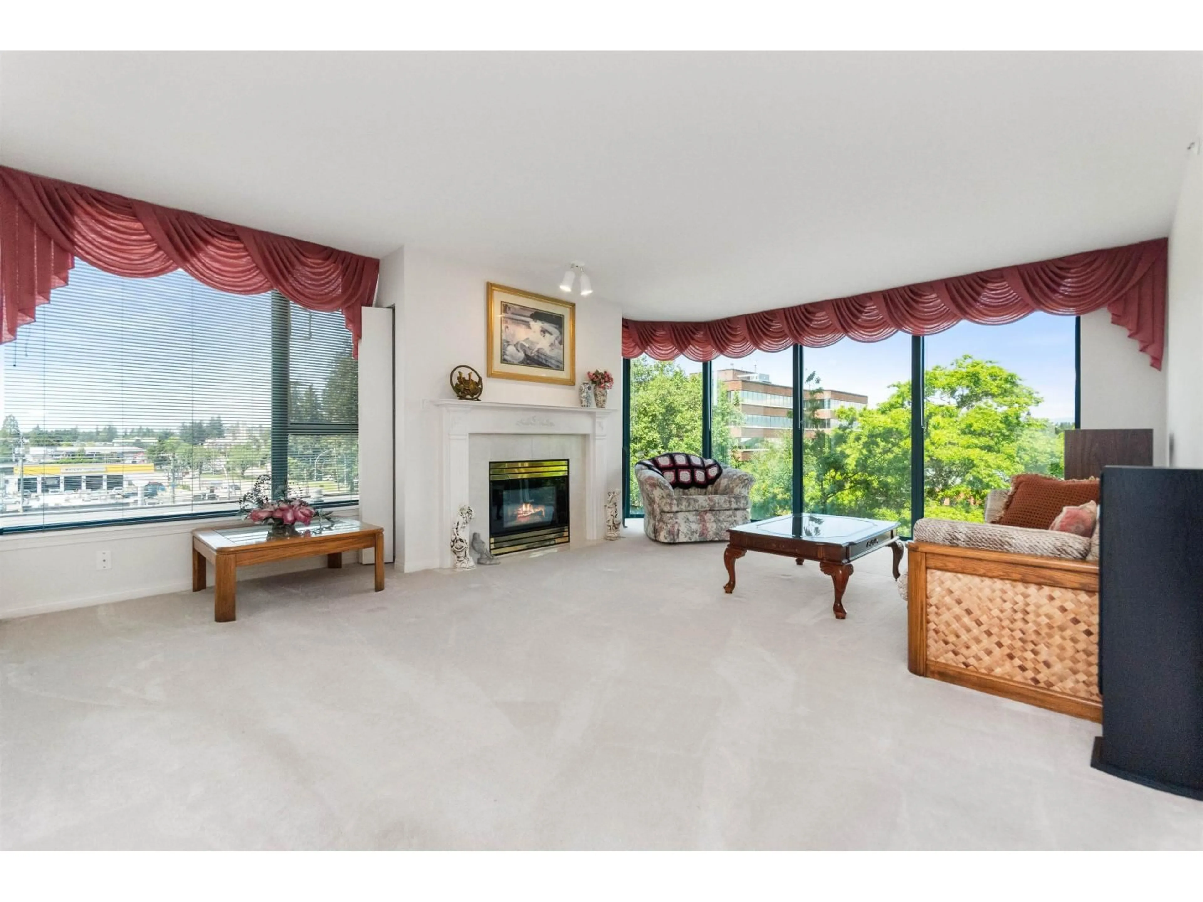 Living room with furniture, ceramic/tile floor for 501 - 32330 SOUTH FRASER WAY, Abbotsford British Columbia V2T1X1
