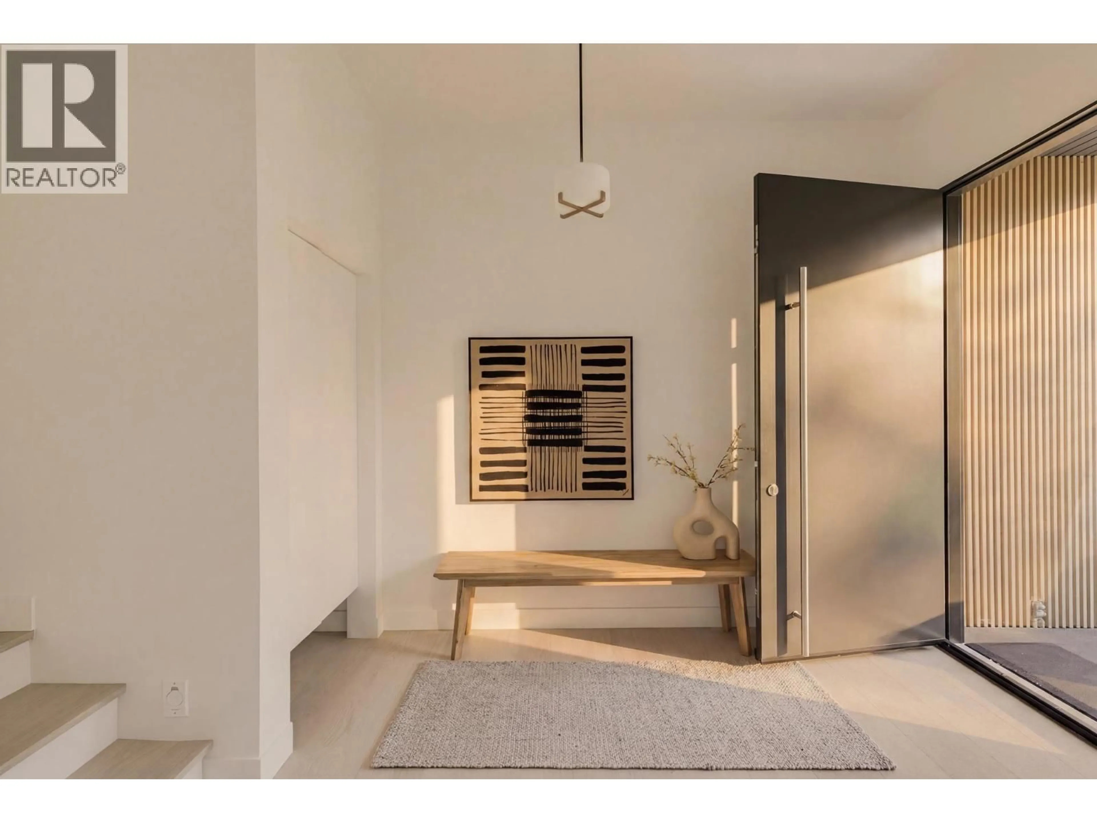 Indoor entryway for 2221 BOWSER AVENUE, North Vancouver British Columbia V7P2Z1