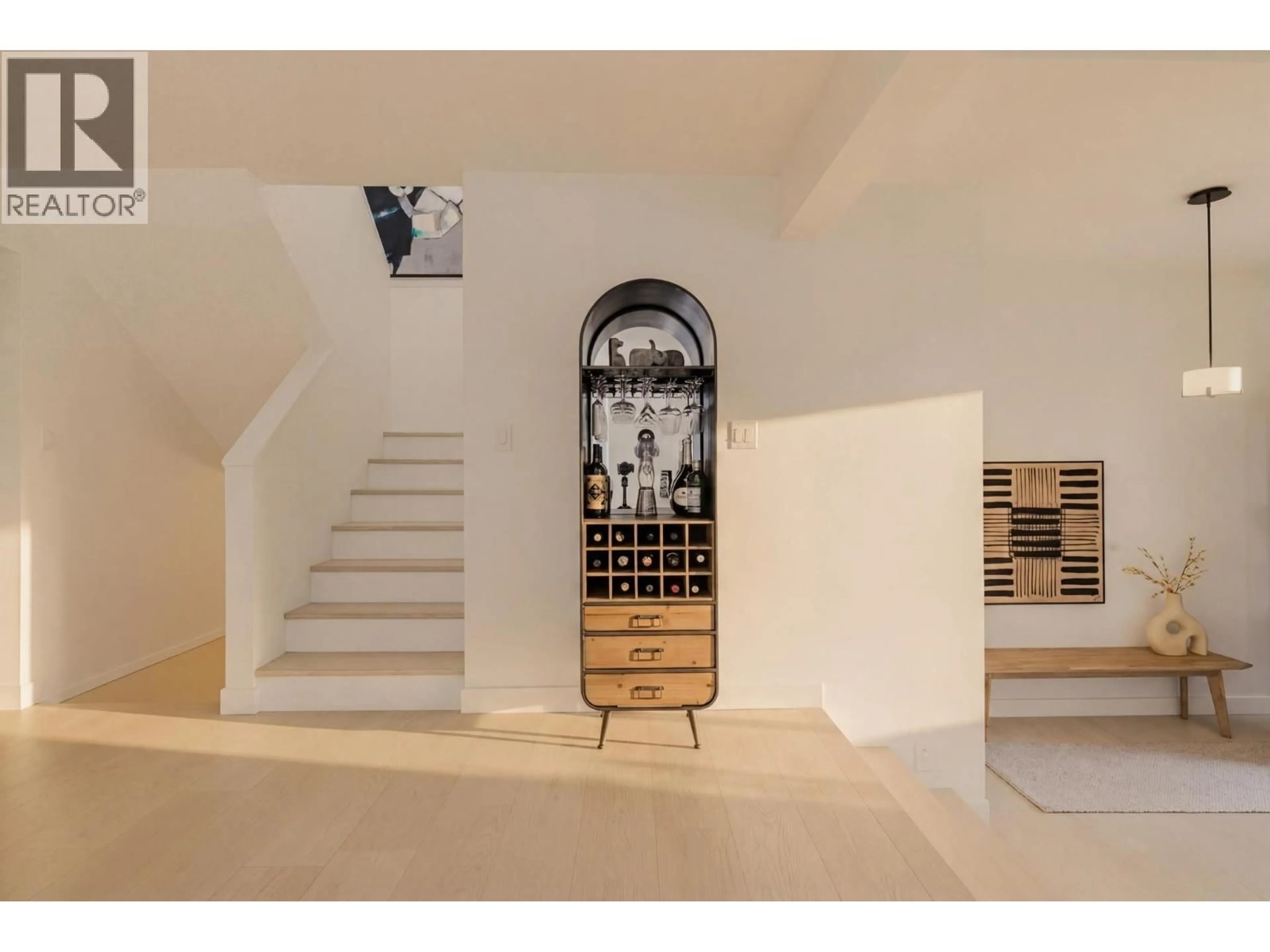 Indoor foyer for 2221 BOWSER AVENUE, North Vancouver British Columbia V7P2Z1