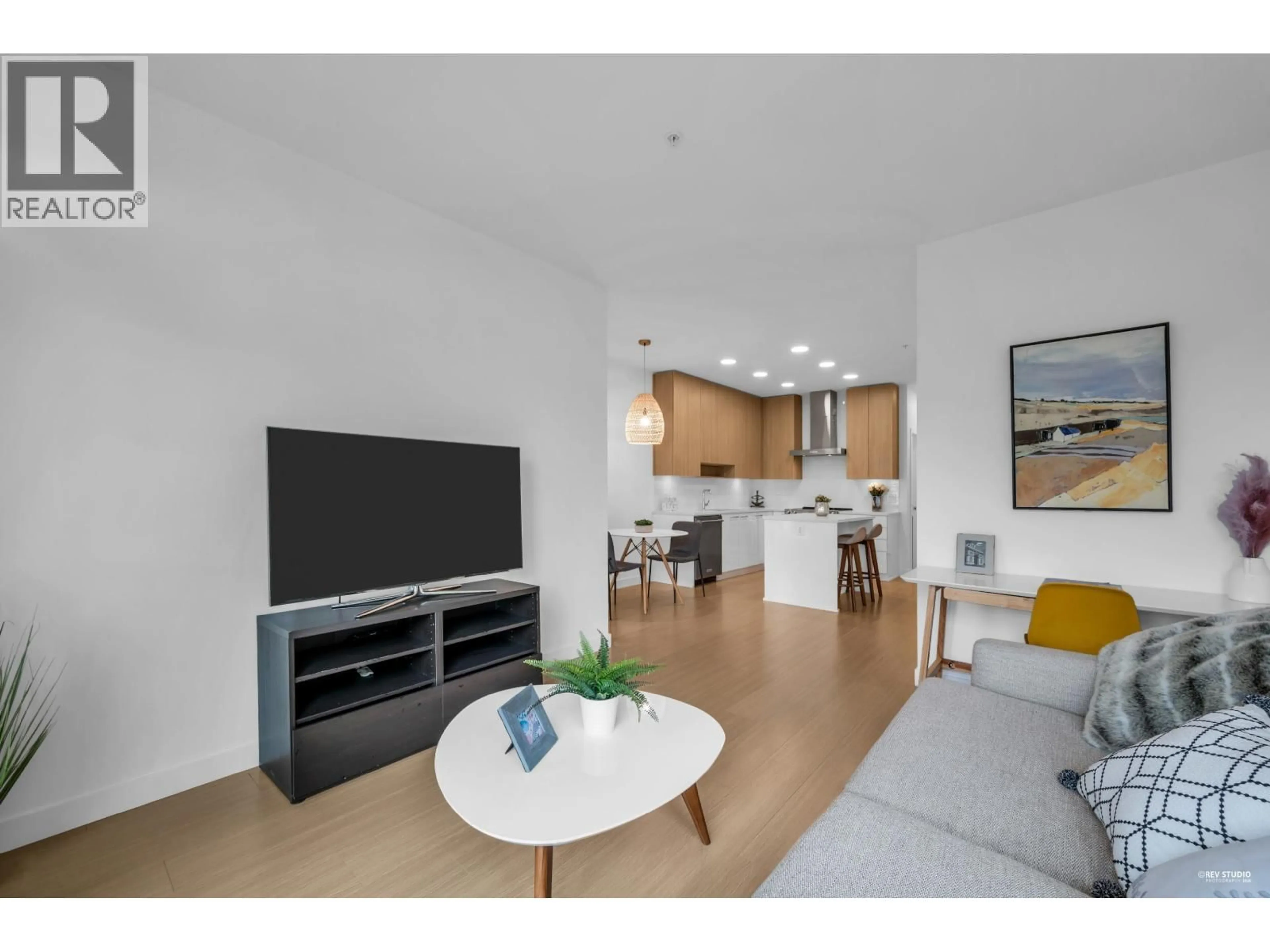 Living room with furniture, unknown for 318 - 5460 BROADWAY, Burnaby British Columbia V5B0B4
