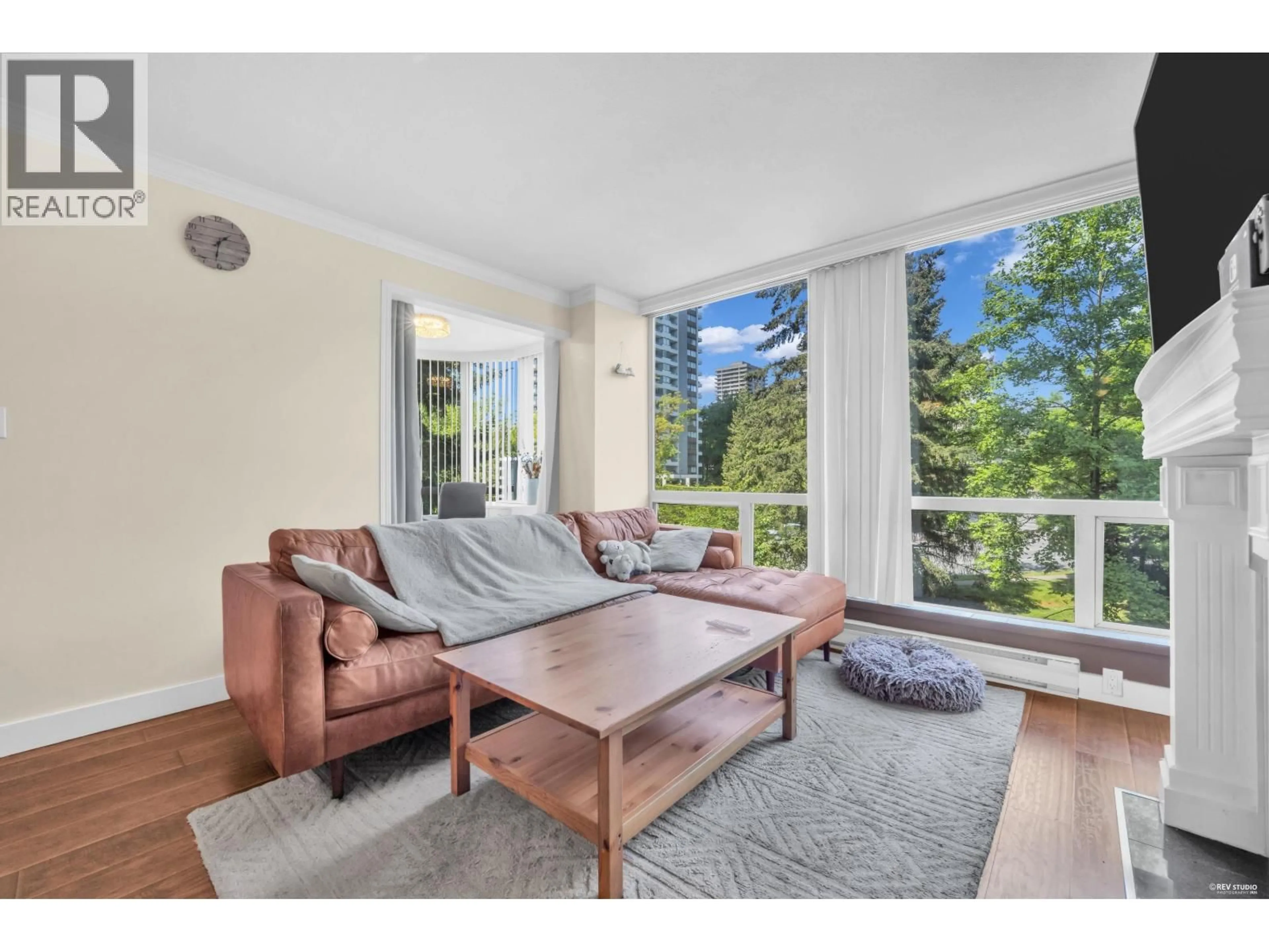 Living room with furniture, wood/laminate floor for 505 - 9633 MANCHESTER DRIVE, Burnaby British Columbia V3N4Y9