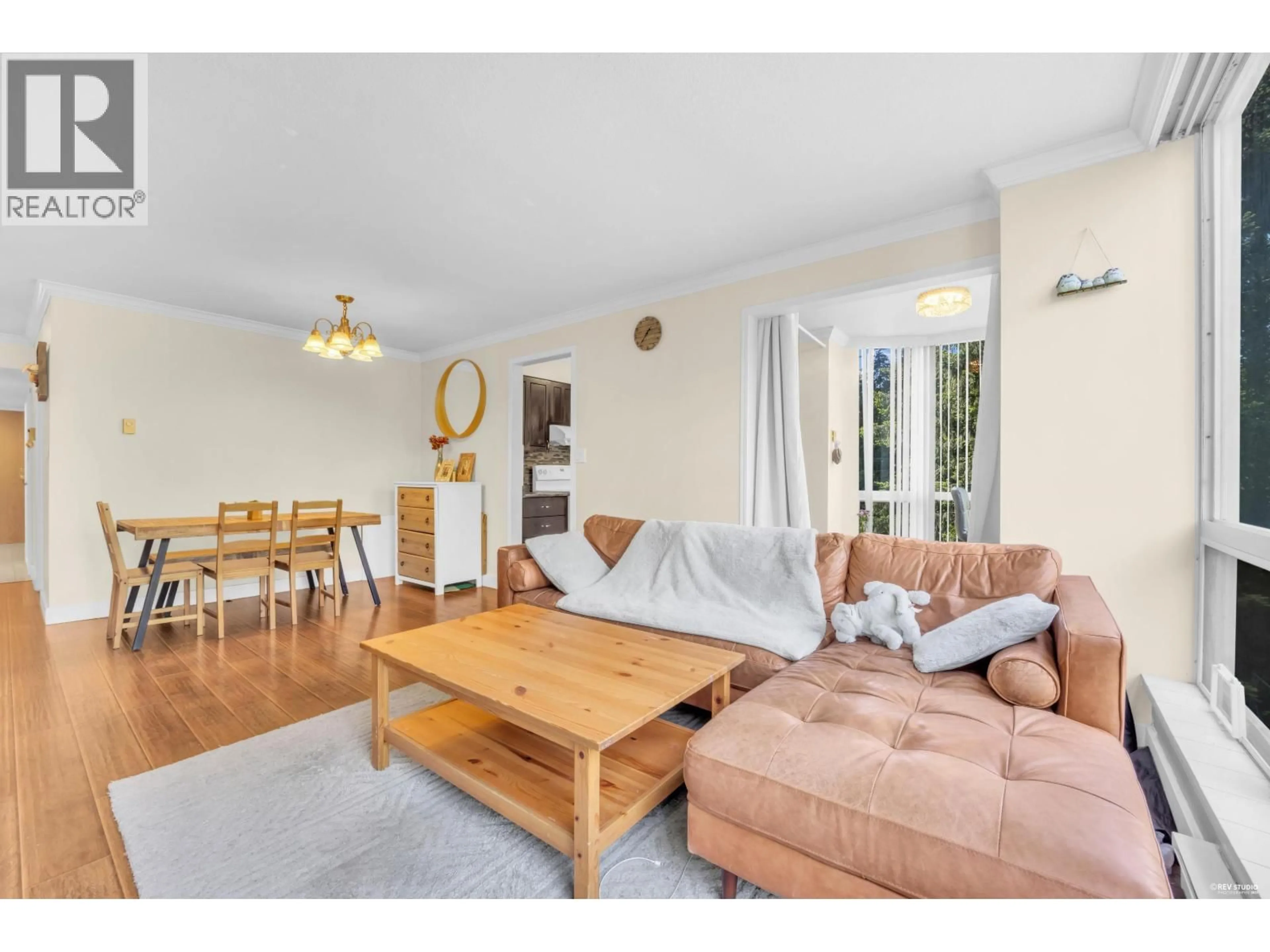 Living room with furniture, wood/laminate floor for 505 - 9633 MANCHESTER DRIVE, Burnaby British Columbia V3N4Y9