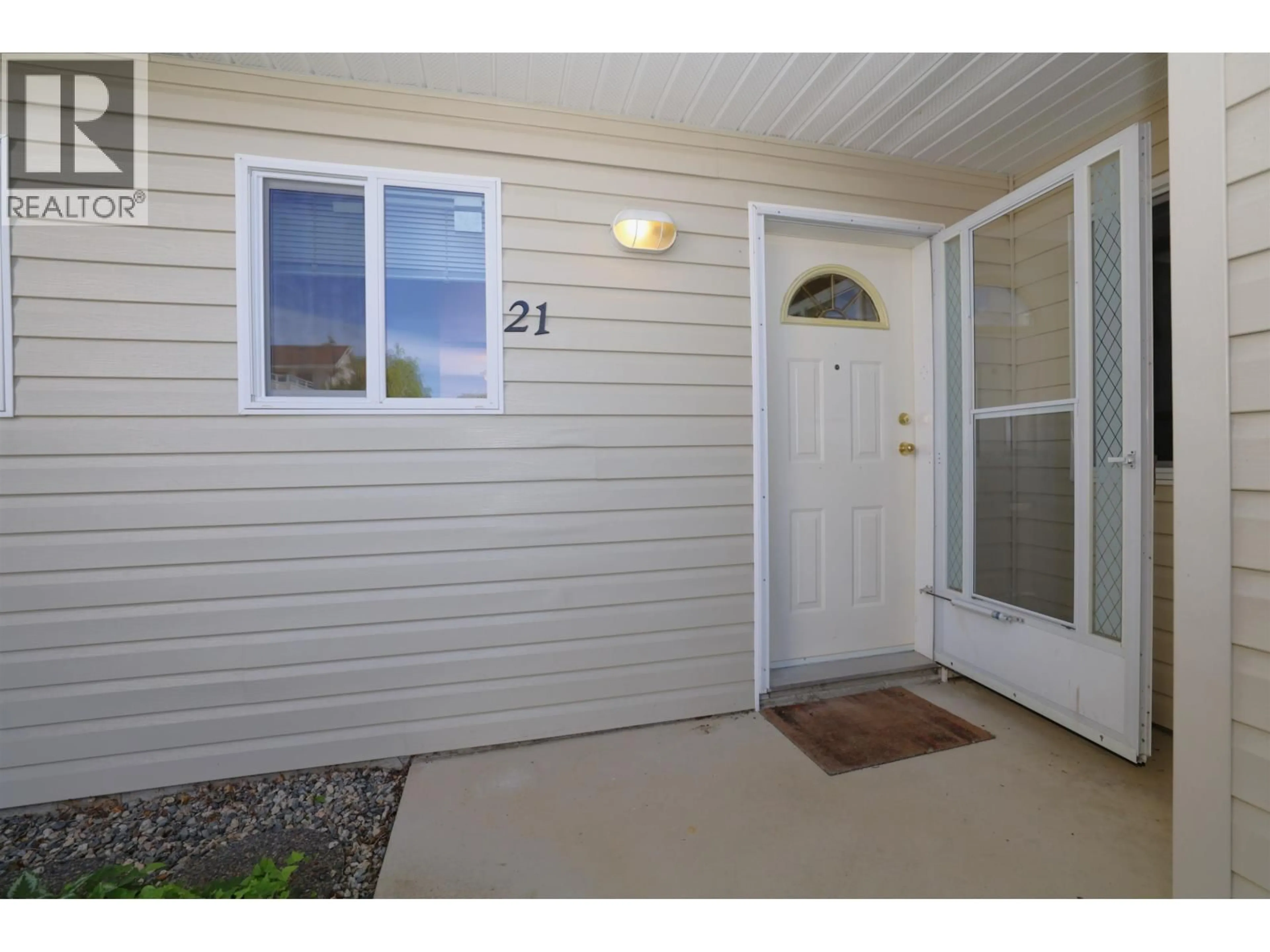 Indoor entryway for 21 - 5610 TRAIL AVENUE, Sechelt British Columbia V7Z0H8