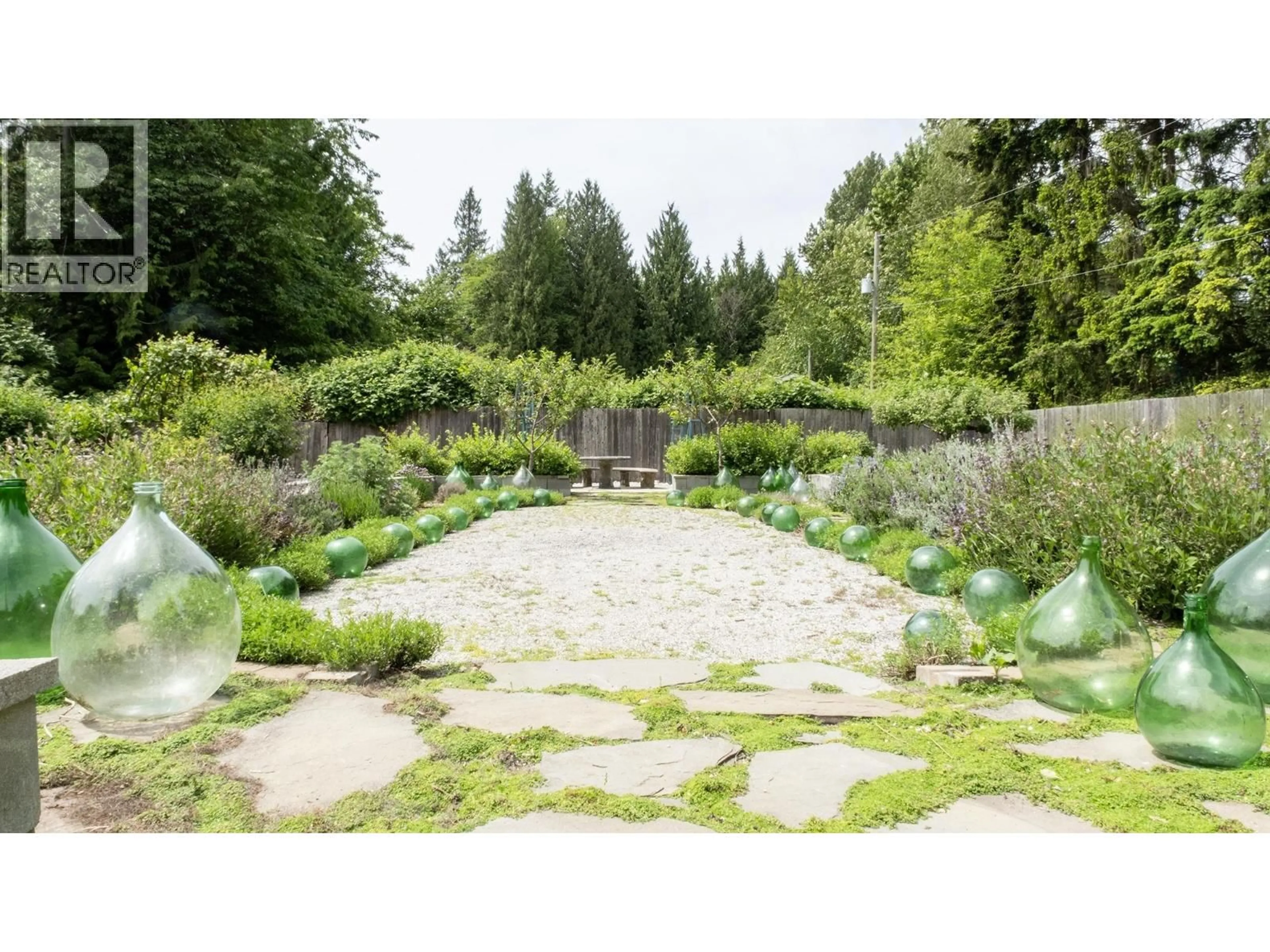 Patio, street for 577 PRATT ROAD, Gibsons British Columbia V0N1V4