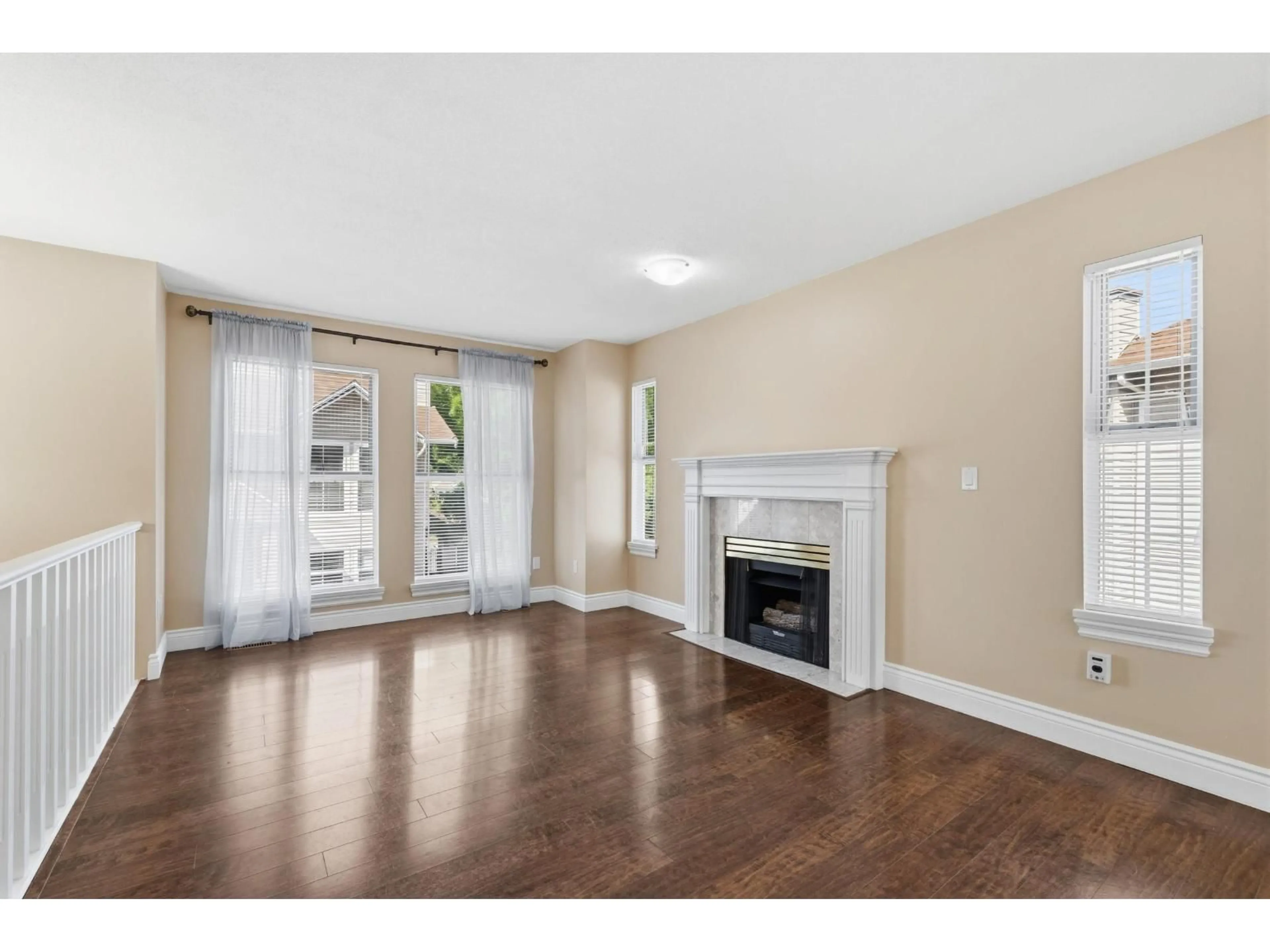 Living room with furniture, wood/laminate floor for 93 - 8716 WALNUT GROVE DRIVE, Langley British Columbia V1M2K2