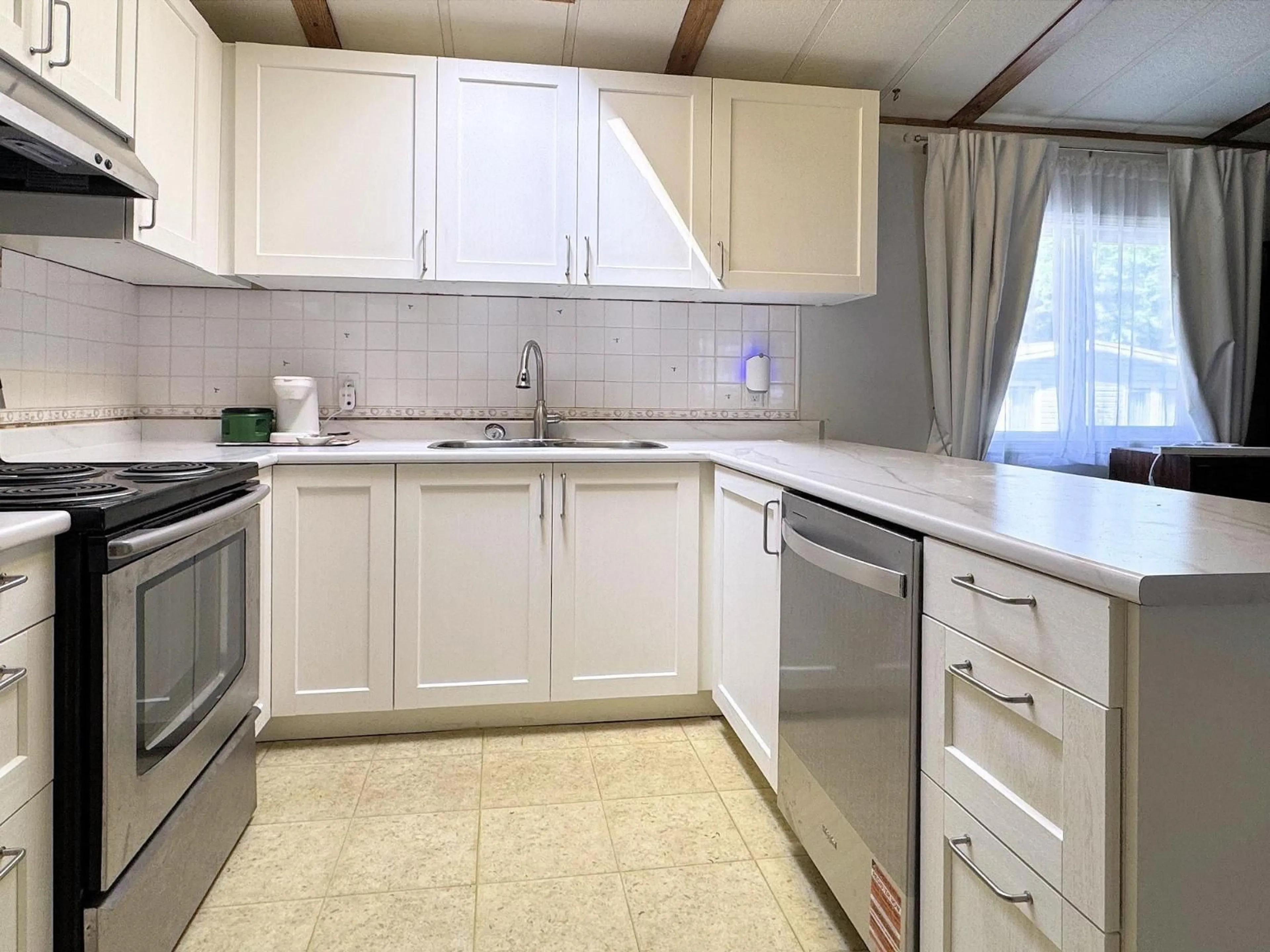 Standard kitchen, unknown for 48 - 13507 81 AVENUE, Surrey British Columbia V3W3C6