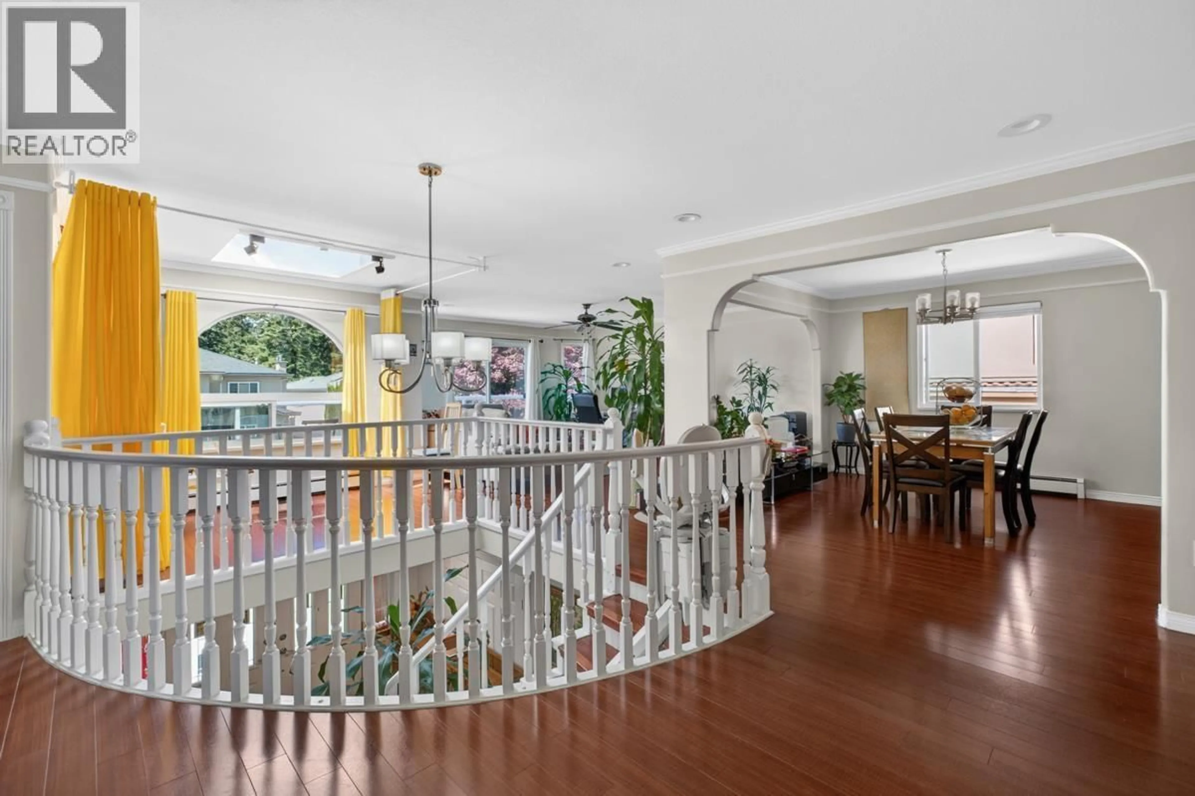 Indoor foyer for 8026 18TH AVENUE, Burnaby British Columbia V3N1J8