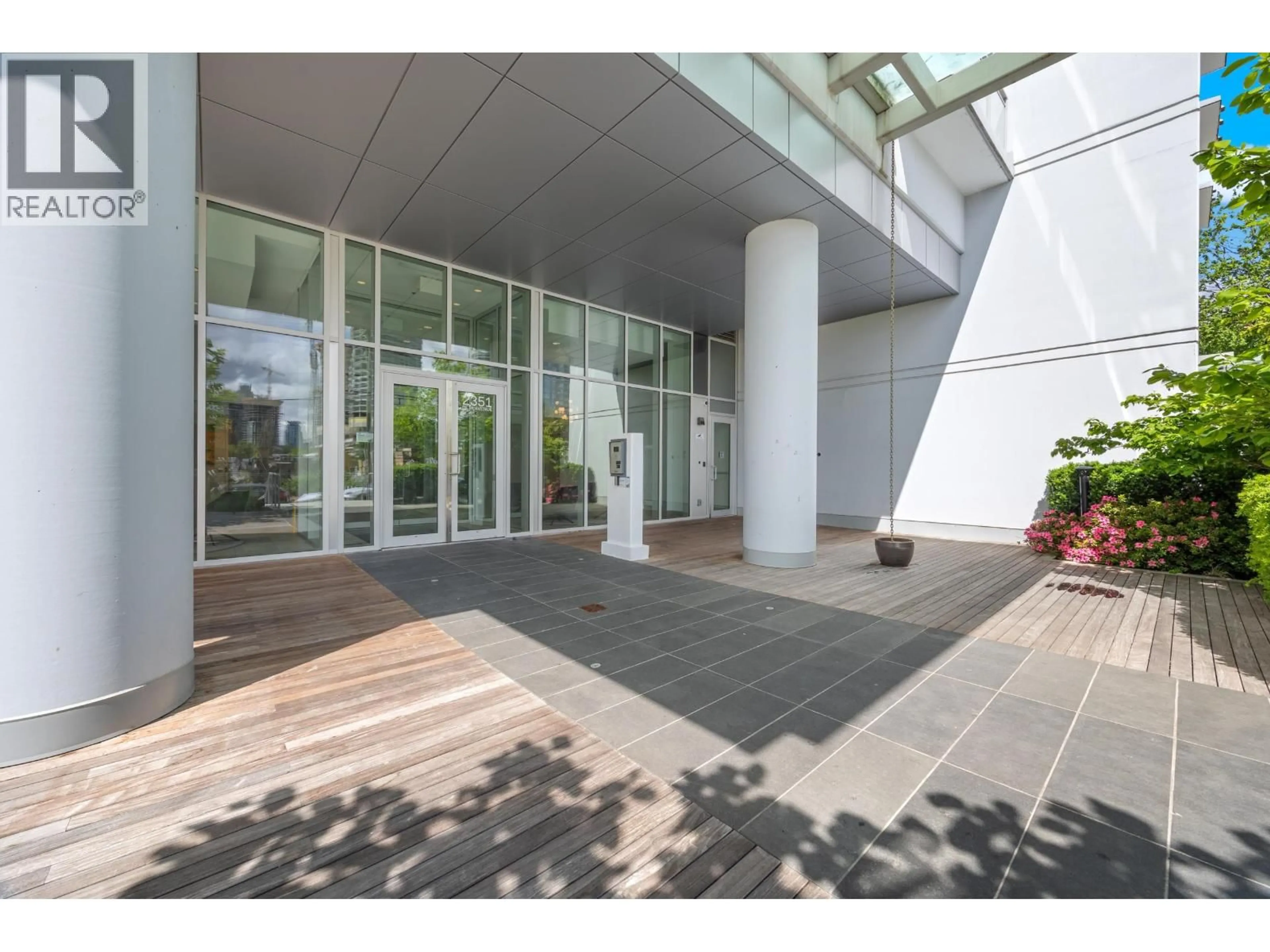 Indoor foyer for TH307 - 2351 BETA AVENUE, Burnaby British Columbia V5C0M2