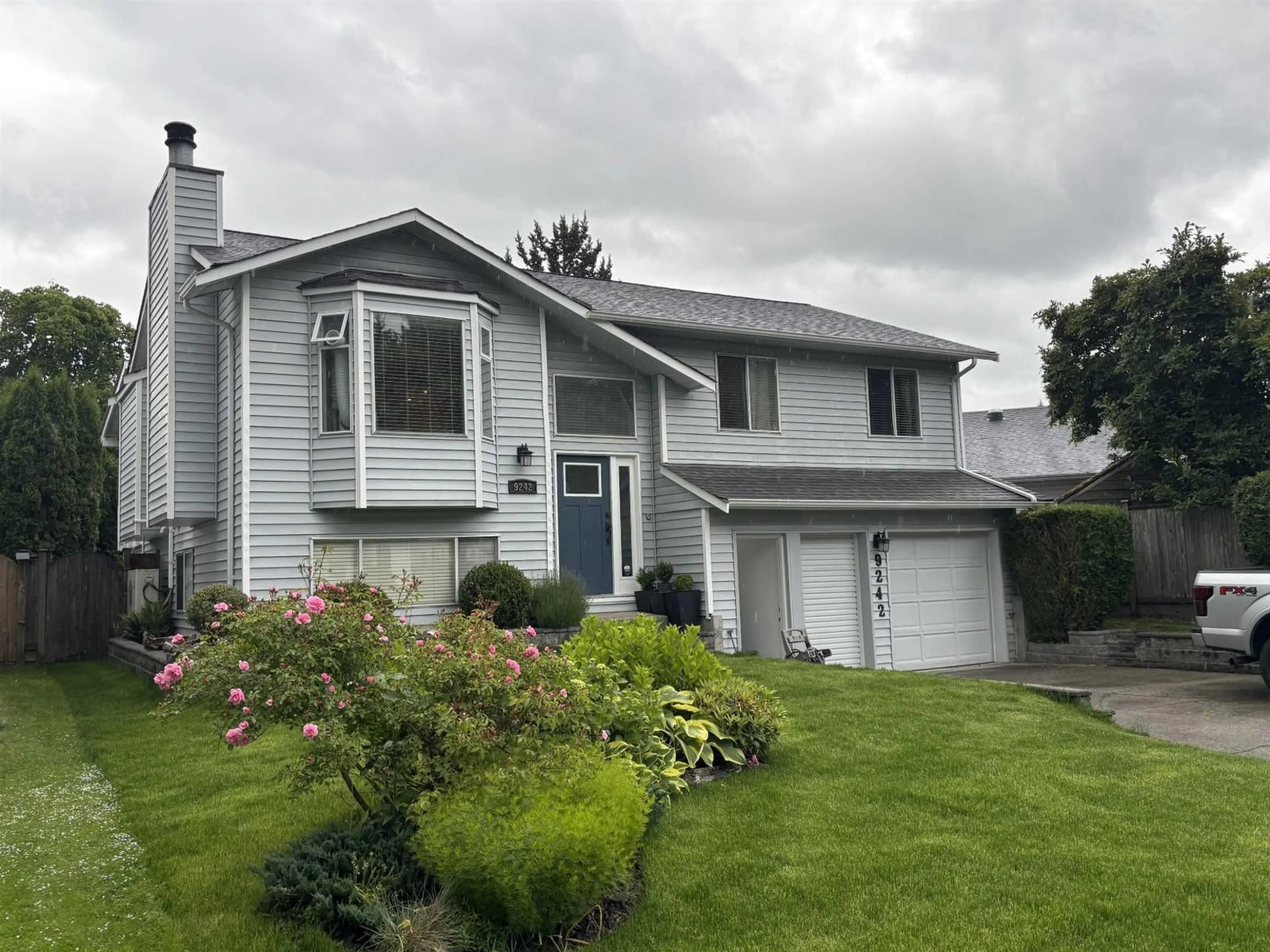Home with vinyl exterior material, street for 9242 209A CRESCENT, Langley British Columbia V1M1T5