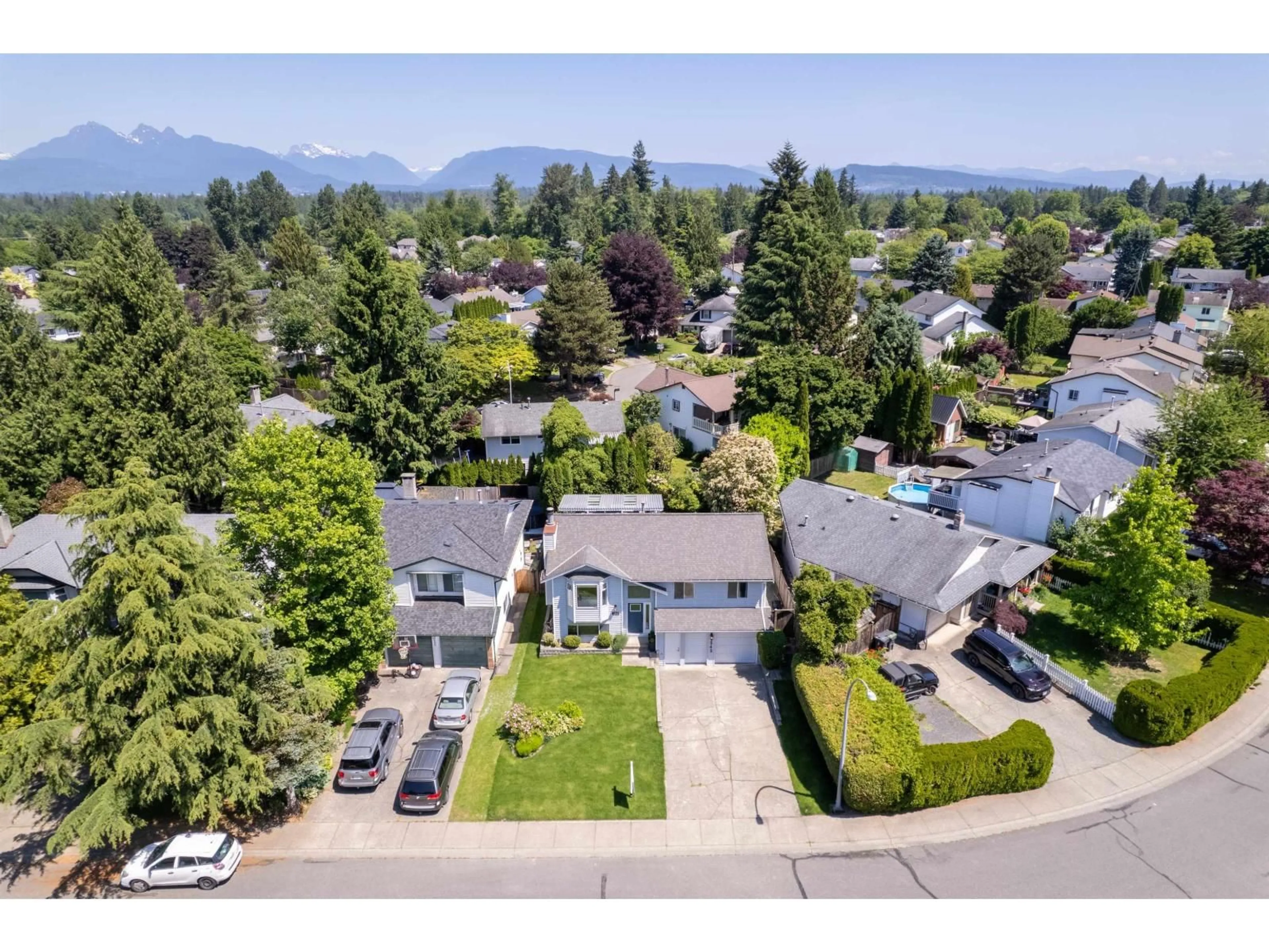 A pic from outside/outdoor area/front of a property/back of a property/a pic from drone, mountain view for 9242 209A CRESCENT, Langley British Columbia V1M1T5