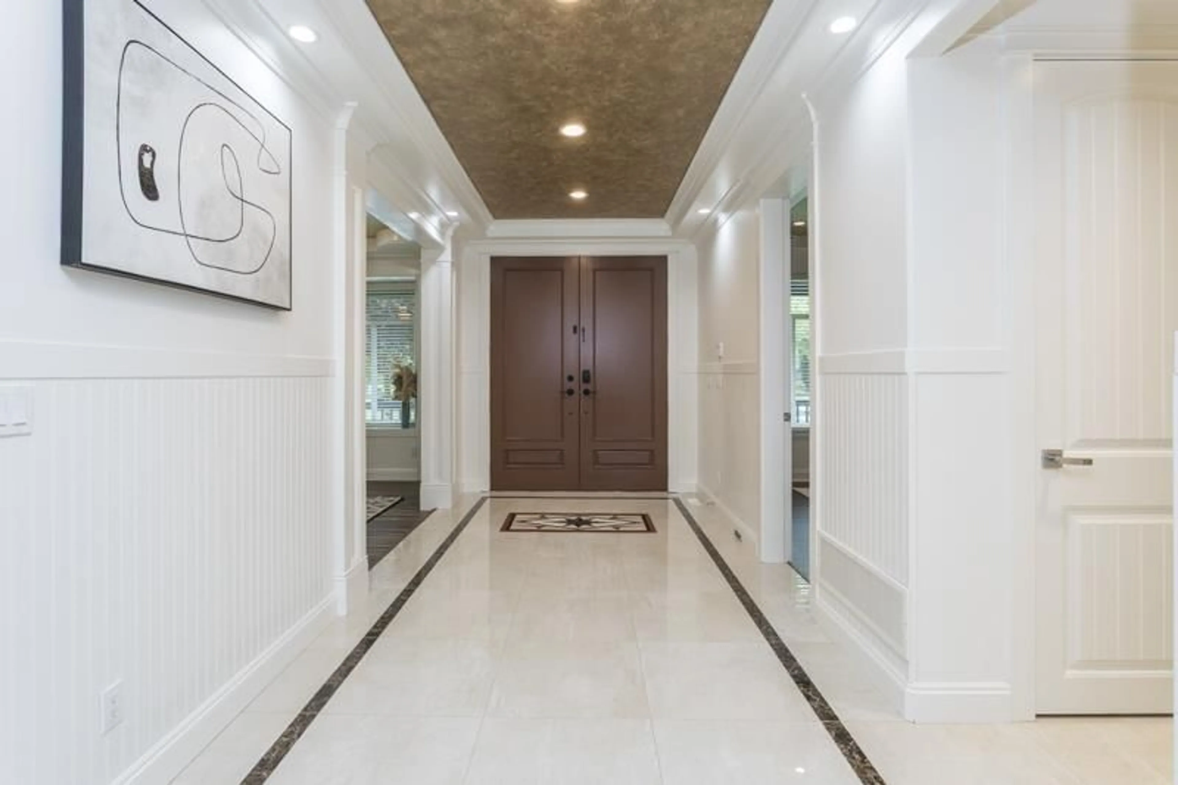 Indoor foyer for 14967 59A AVENUE, Surrey British Columbia V3S1H9