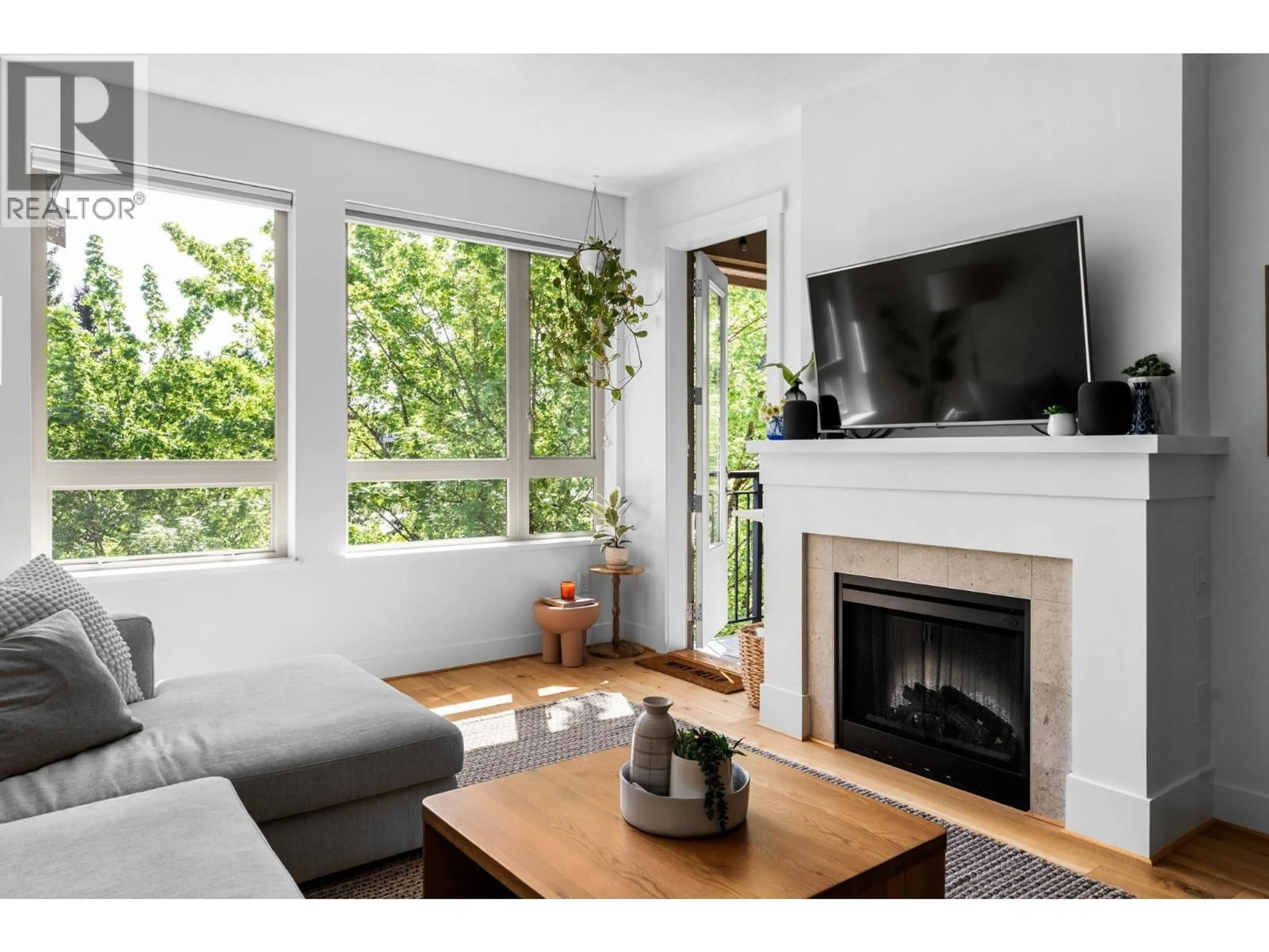 Living room with furniture, wood/laminate floor for 412 - 2601 WHITELEY COURT, North Vancouver British Columbia V7J2R7