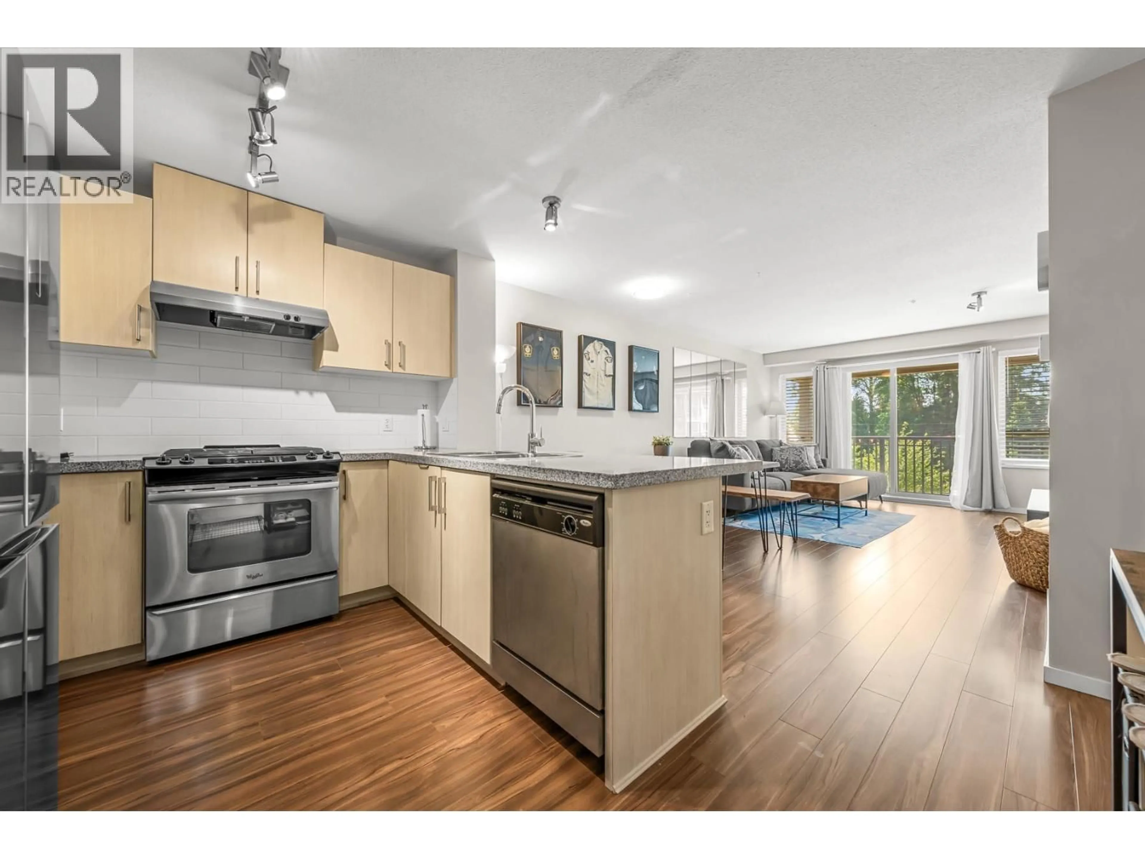 Open concept kitchen, wood/laminate floor for 307 - 3178 DAYANEE SPRINGS BOULEVARD, Coquitlam British Columbia V3E0B9