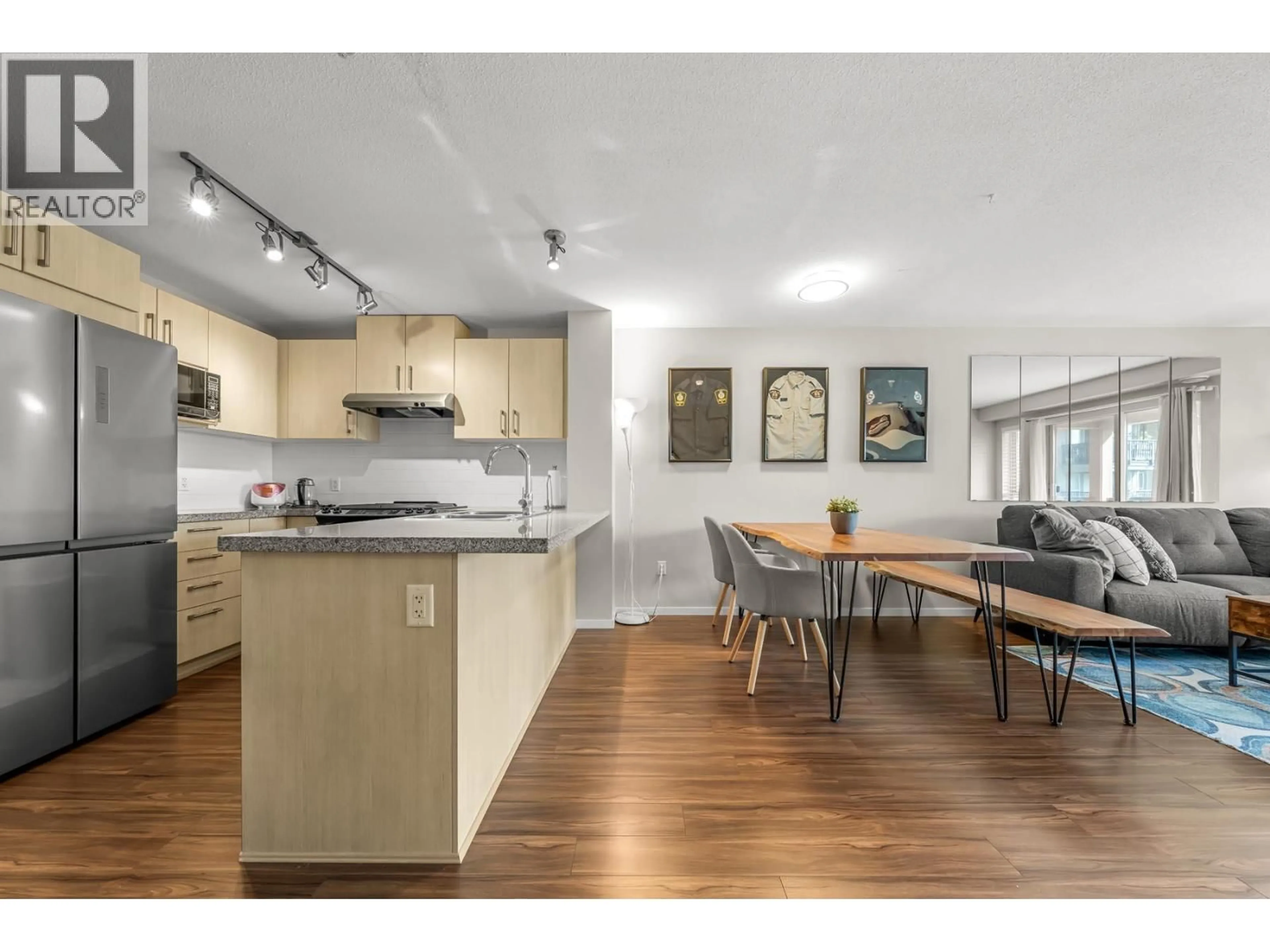 Open concept kitchen, wood/laminate floor for 307 - 3178 DAYANEE SPRINGS BOULEVARD, Coquitlam British Columbia V3E0B9