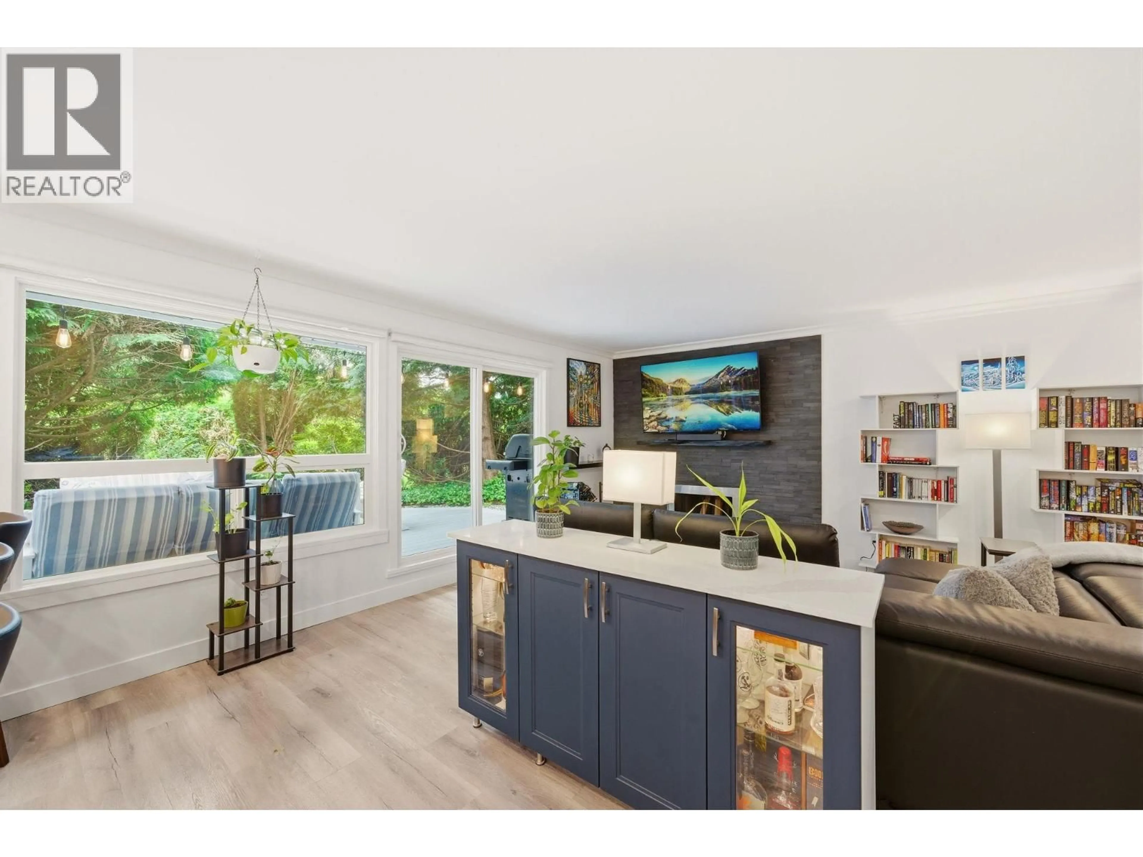 Open concept kitchen, wood/laminate floor for 4 - 9151 FOREST GROVE DRIVE, Burnaby British Columbia V5A3Z5
