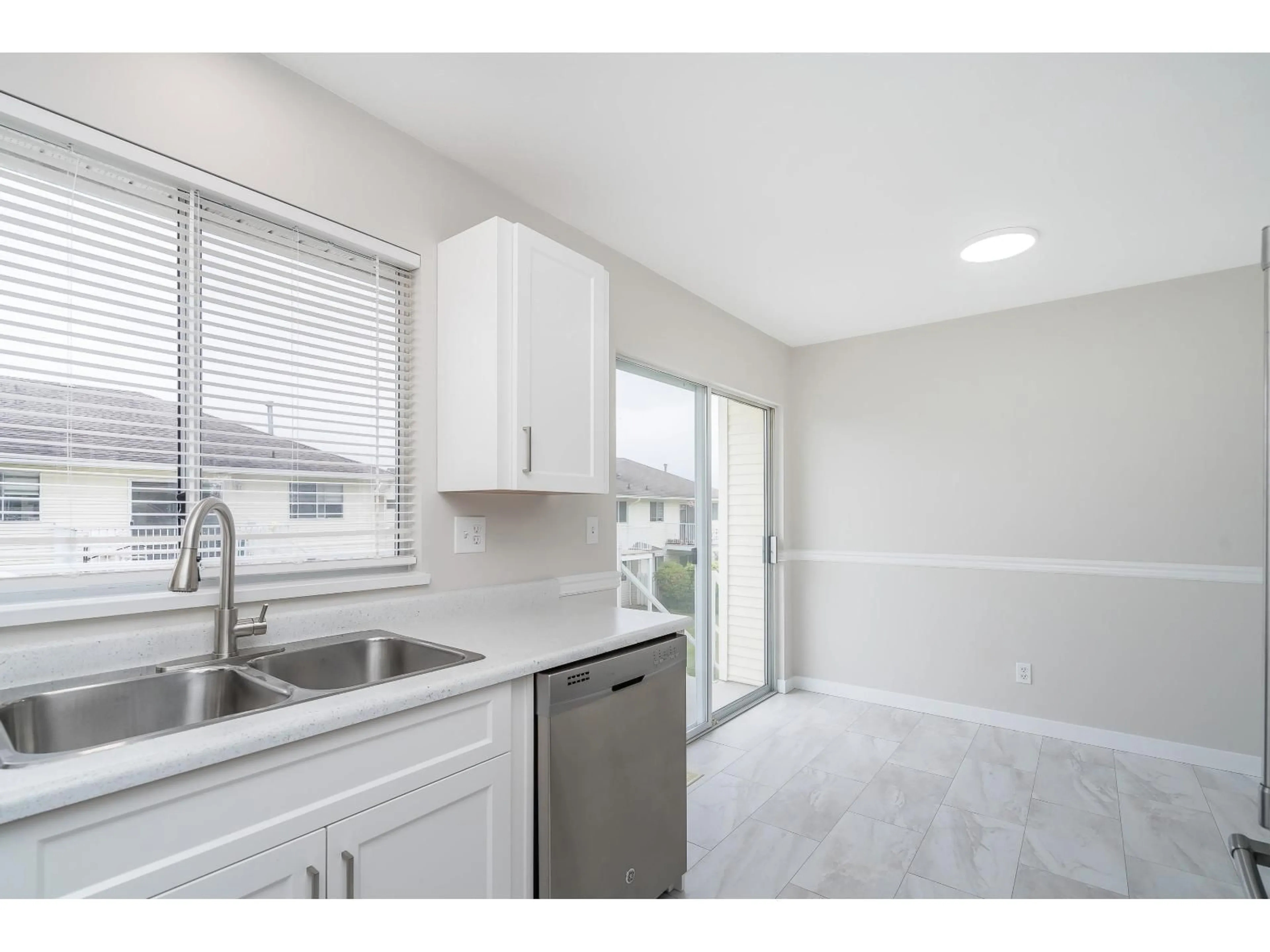 Standard kitchen, ceramic/tile floor for 31 - 31255 UPPER MACLURE DRIVE, Abbotsford British Columbia V2T5N4