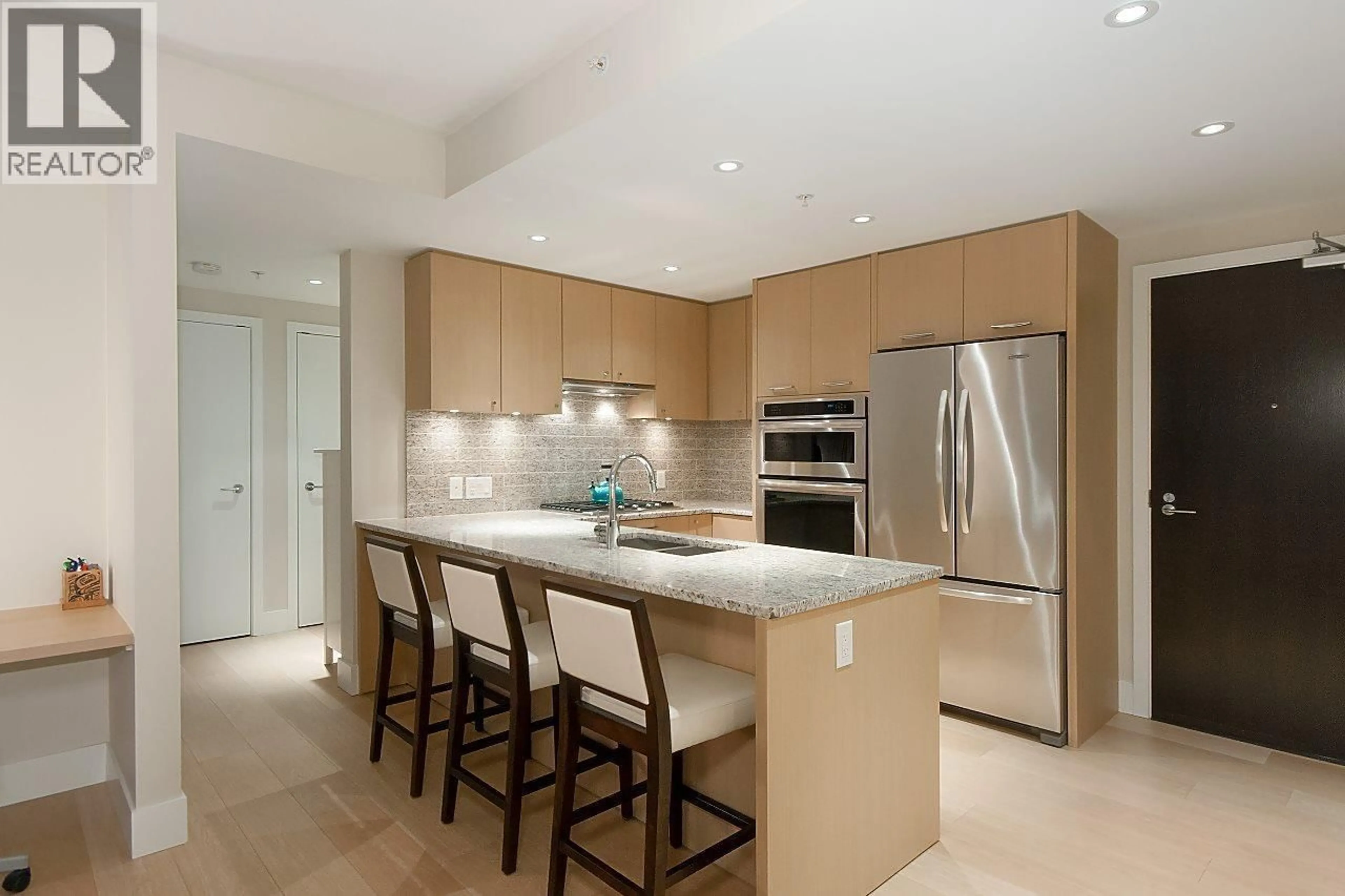 Contemporary kitchen, unknown for 608 - 150 15TH STREET, North Vancouver British Columbia V7M0C4