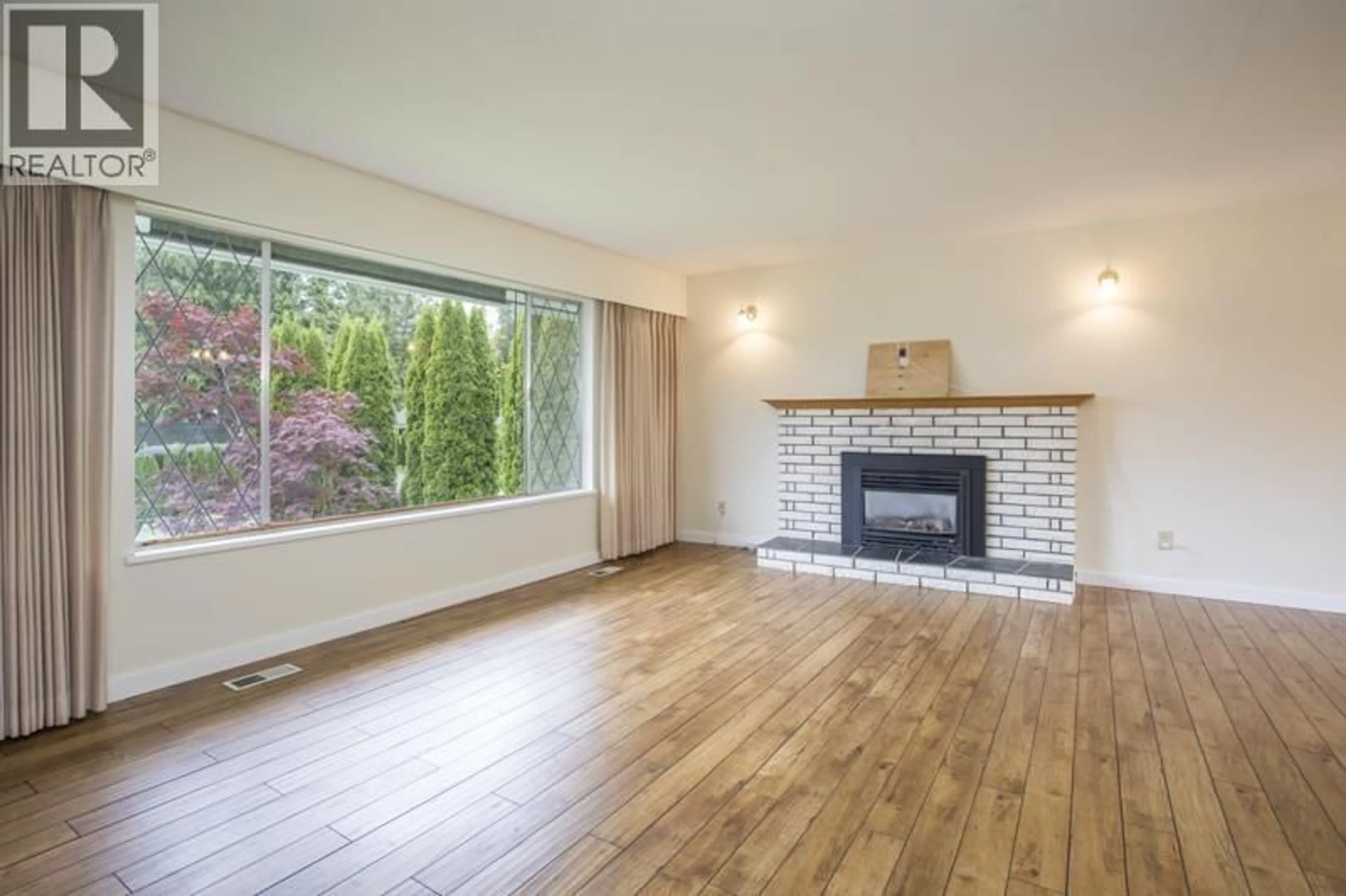 Living room with furniture, wood/laminate floor for 12104 261 STREET, Maple Ridge British Columbia V2W2A6